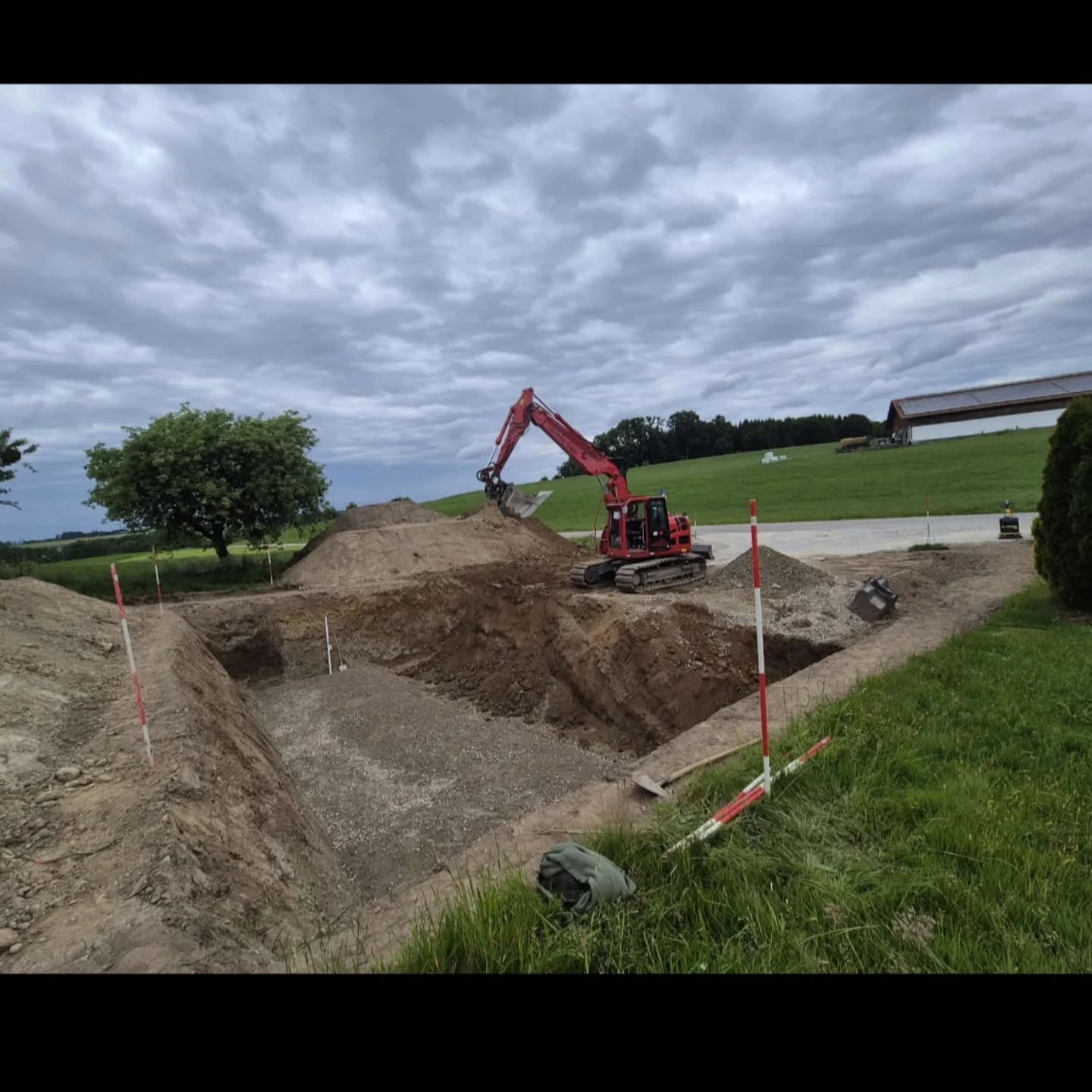 Auf zum nächsten Projekt....
Freitag Humusabzug....
Montag LKWs 🛻🛻🛻 rollen an und fahren den
Aushub ab....
Baggerfahrer aus Leidenschaft voll in seinem Element....🔥👷🔥
Dienstag Nachmittag alles fertig....
Jetzt noch verdichten, Schnurgerüst aufstellen, Einmessung erfolgt noch heute...
Danke an: A&G Vermessungsbüro Rosenheim, für eure Spontanität 🎉👍
Morgen kommt der Kran 🏗️...und die
Maurer Truppe🤠🤠🤠🤠 rückt an.🏠
#baggerfahrerausleidenschaft #tolletruppe#team##neubau#