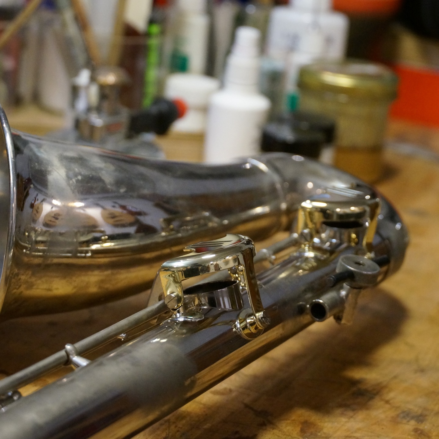 Anfertigung von Klappenschutze für eine Leblanc Kontrabassklarinette. Eine spannende Arbeit mit Neubaucharakter. Hat Spaß gemacht.
Production of key protectors for a Leblanc contrabass clarinet. An exciting job with a new-build character. It was fun.
#CBCL #Kontrabassklarinette #Kotflügel #Contrabassclarinet #handwerkberlin #Rixdorf #Klarinette #lowclarinet #bassclarinet #wildwoodwind