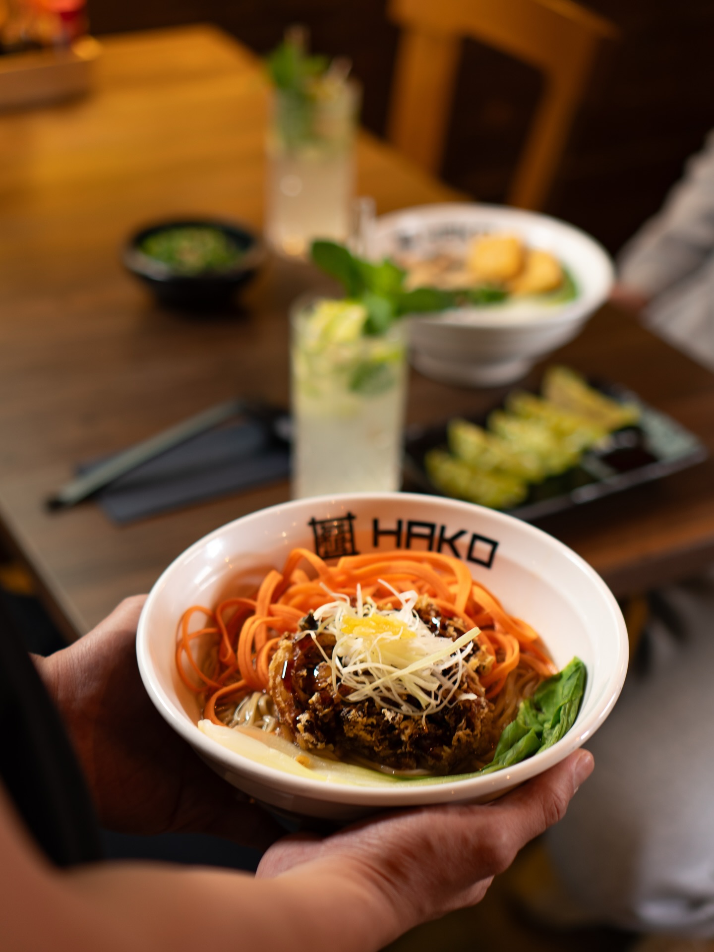 🌱 Veganer Genuss neu interpretiert!
Unser Kakiage Ramen bringt frische Karotten, Pak Choi, würzigen Porree und eine knusprige Kakiage in perfekter Harmonie zusammen – veredelt mit Teriyakisoße, einem Hauch Trüffelöl und Yuzu für den Frischekick. 🍜✨
100 % vegan. 100 % Geschmack.
📍Nur bei HAKO Ramen – in Hamburg, Berlin, Potsdam & München.
#hakoramen #veganramen #kakiage #trüffelliebe #ramenlover #veganfoodshare #yuzu #ramenzeit #plantbasedfood