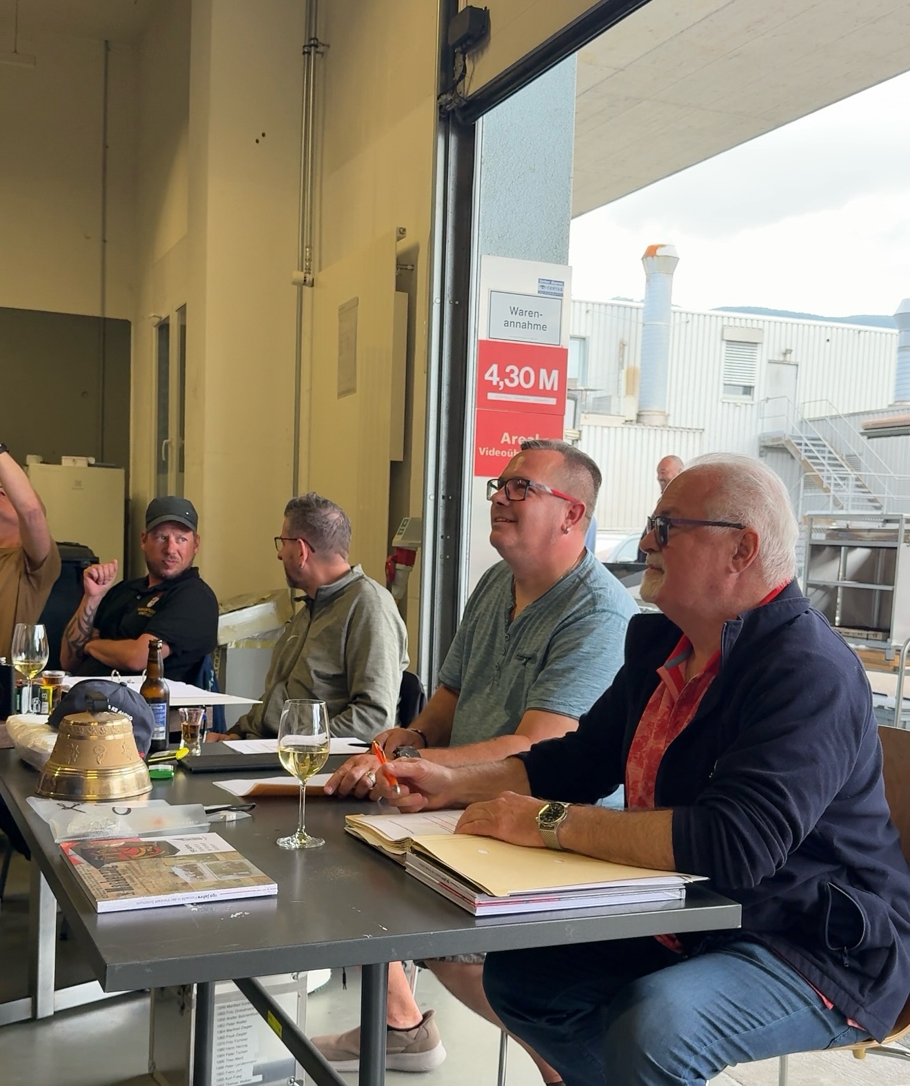 Am 07. Juni 2025 fand die 155. Generalversammlung der Vorstadtzunft Solothurn mit anschliessendem Grillfest statt.
Wir blicken auf eine wunderschöne und gelungene Fasnacht 2025 zurück und starten die Planung für die kommende 2026.
Neu in die Zunft aufgenommen wurden: Christian, Markus und Julian.
Die Generalversammlung bedankt sich bei den zurücktretenden Vorstandsmitgliedern herzlich für ihren engagierten Einsatz und die geleistete Arbeit.
Für die entsprechenden Aufgaben im Vorstand wurden neu gewählt: Jürgen (Vize Ober), Philipp (Schriiber, PR & Media), Rosario (Kostümchef).