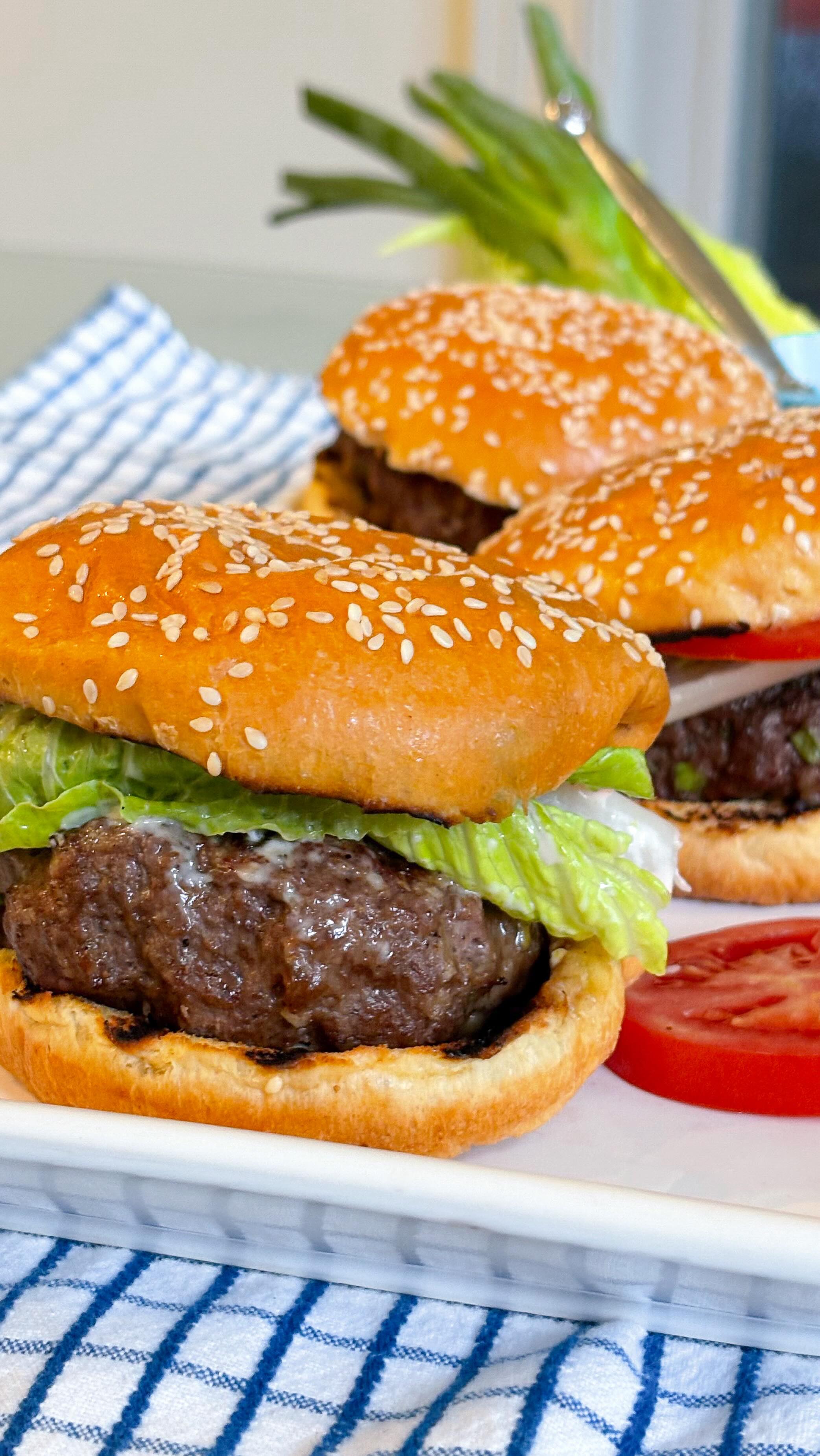 Shauna’s Summertime Barbecue
☀️
This menu features:
🫑Charred sweet peppers with burrata and grilled bread
🫛 Snap pea salad with farro and arugula
🌽Pasta primavera with summer vegetables
🍔Grill master burgers and baked veggie patties with special sauce
🍪Bubbie Rhoda’s chocolate chip shortbread squares
Sign up at shaunalindzon.com
#registereddietitian
#newrecipes
#cookingdemo
#foodtrends
#eattoronto
#yummyfood
#summerfood
#barbecue