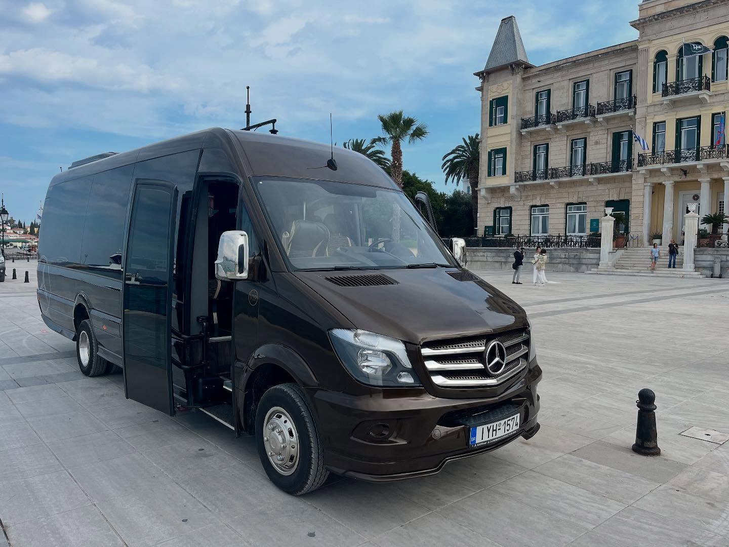 By your side at your very special day 👰♀️🤵🤍
Book your transfer now! #weddingday #viptransfer #allaroundspetses #mercedes_benz