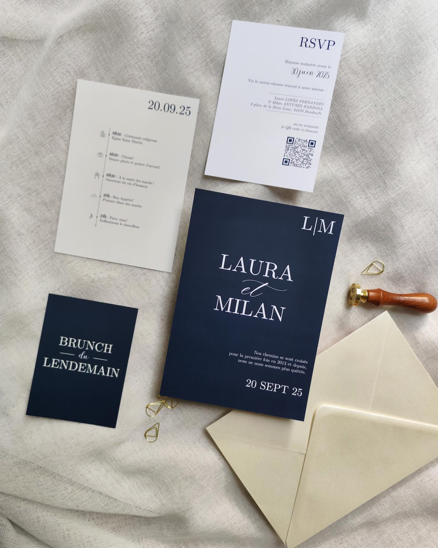 ✨ Nouvelle création papeterie ✨
Un brin de minimalisme, une pointe de bleu nuit et beaucoup de raffinement pour célébrer l’union de Laura & Milan, le 20 septembre 2025.
Faire-part, RSVP, programme et brunch du lendemain : chaque détail a été pensé pour incarner l’élégance et l’intemporalité de cette journée unique.
💌 Un projet sur-mesure, à leur image.
📍Design, impression et finitions réalisés avec soin – jusqu’au dernier ruban.
#papeteriemariage #weddingstationery #fairepartmariage #papeteriepersonnalisée #designpapeterie #mariageélégant #studiocréatif #créationgraphique #bleunuit