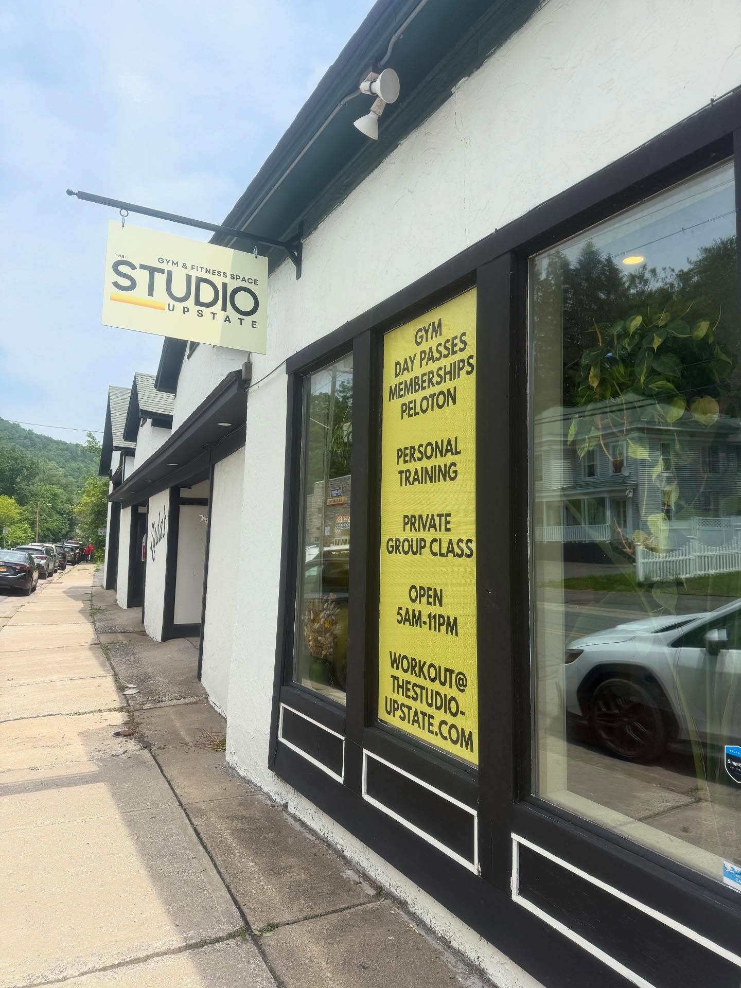 Check out our new store front window signage including the photo op window where you can show off your muscles from the sidewalk! 💪🏻🙌🏋️♀️
#gym #photoop #liftheavy #catskills #exercise #barbells #newyork #upstate #personaltraining #lifteachotherup