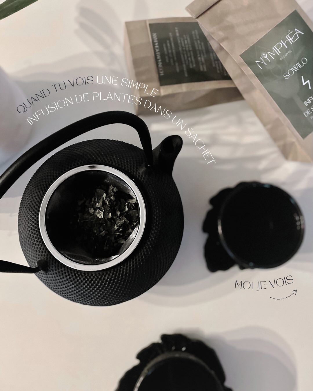 .
Et si un moment simple devenait une occasion pour prendre soin de toi ? 🌱
Découvre ma première série d’infusions de soin Nymphéa, des plantes suisses et bio qui se transforment en un soin énergétique. 🍵
Sowilo : ton infusion de l’été qui va nettoyer ton corps des lourdeurs du début d’année, et t’apporter de la joie et de la légèreté. Son nom est celui d’une rune très puissante, celle du succès, qui agit comme un talisman porte bonheur et activateur de projets. ⚡️
En vente au prix de CHF 15.- chez @realise.officiel ou par message privé.
