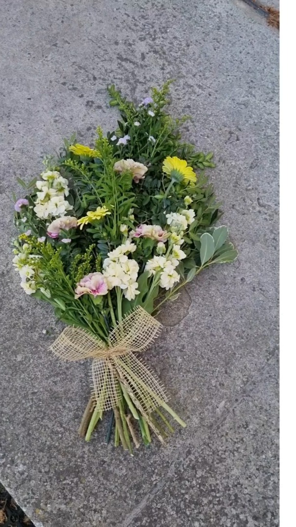 A graceful tied sheaf created with love and care to honour a beautiful life πΏπ€ A natural, elegant farewell that speaks from the heart. #FuneralFlowers #TiedSheaf #FloralTribute #CelebrationOfLife