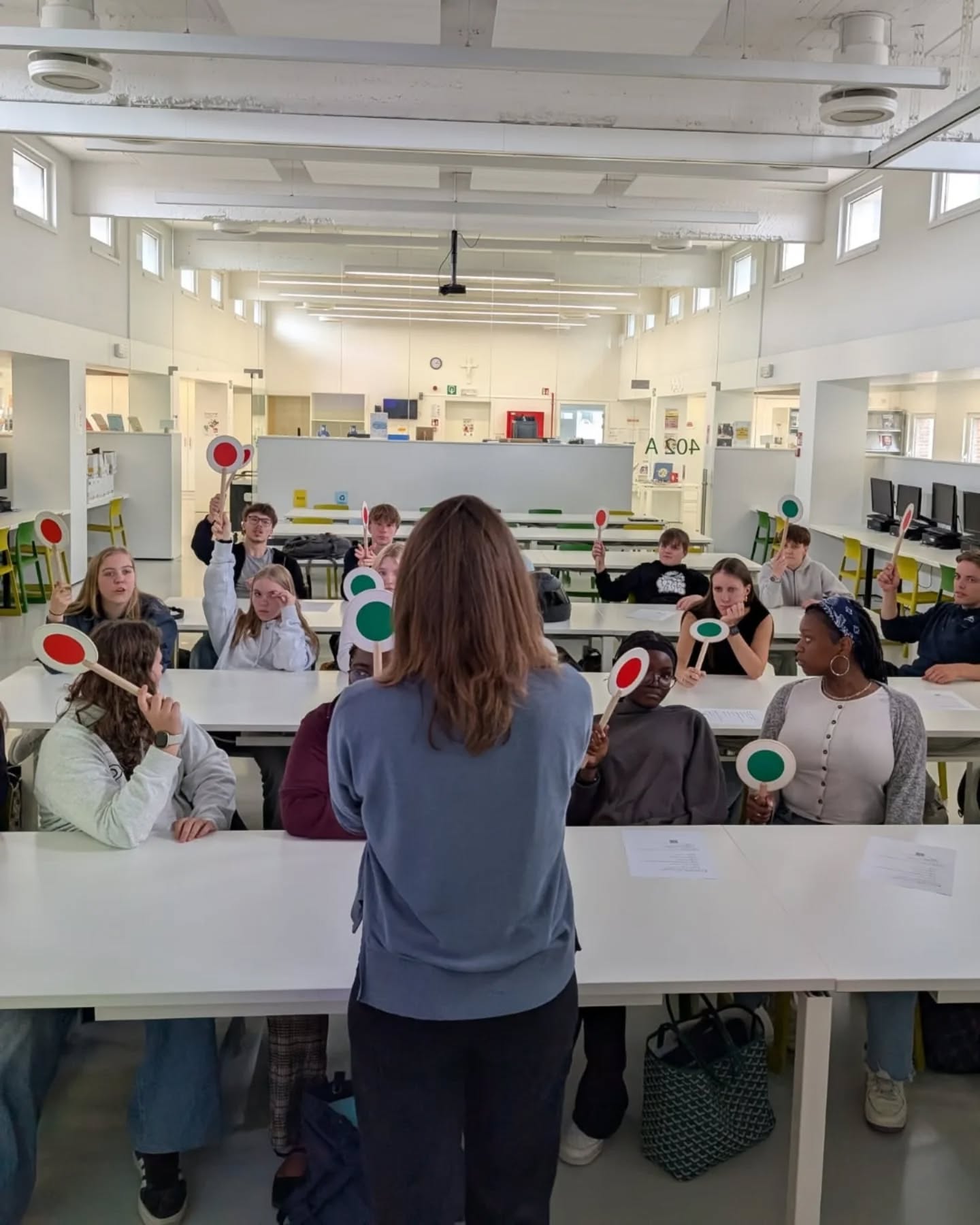 ๐ฏ In mei stond het thema verslaving centraal in het OLC. We werkten met verschillende initiatieven:
๐ Een infostand
๐ Zelftests om eigen kennis en gedrag onder de loep te nemen
๐งฉ Een interactieve infosessie met o.a. een stellingenspel en een demo van de rookrobot
Leerlingen formuleerden hun mening, gingen in gesprek en onderbouwden hun standpunt. Er was ruimte voor open dialoog, reflectie en bewustwording.
We zijn trots op de inzet van onze leerlingen รฉn leerkrachten. Samen maken we dit thema bespreekbaar. ๐ฌ
#themaverslaving #openleercentrum #saiaalst #sai #sintaugustinusinstituut #aalst