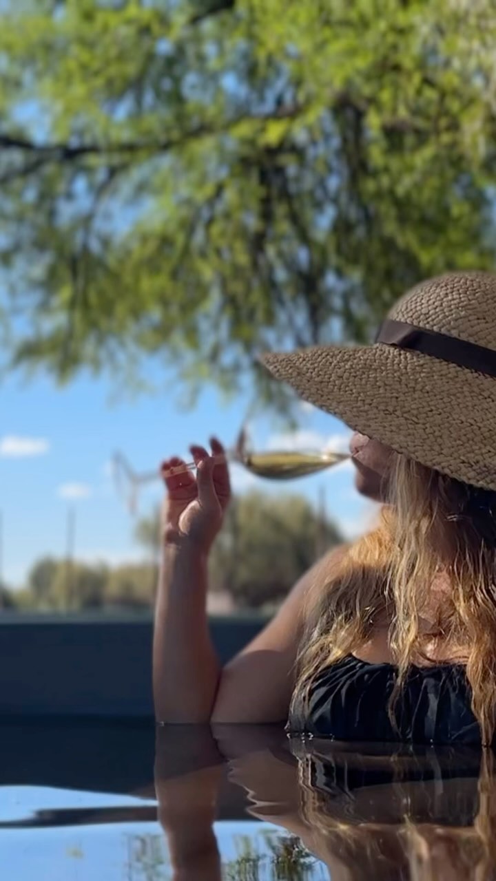 ✨ Wildlife watching in our @kolkolwoodfiredhottubs with a crisp glass of Chenin ✨