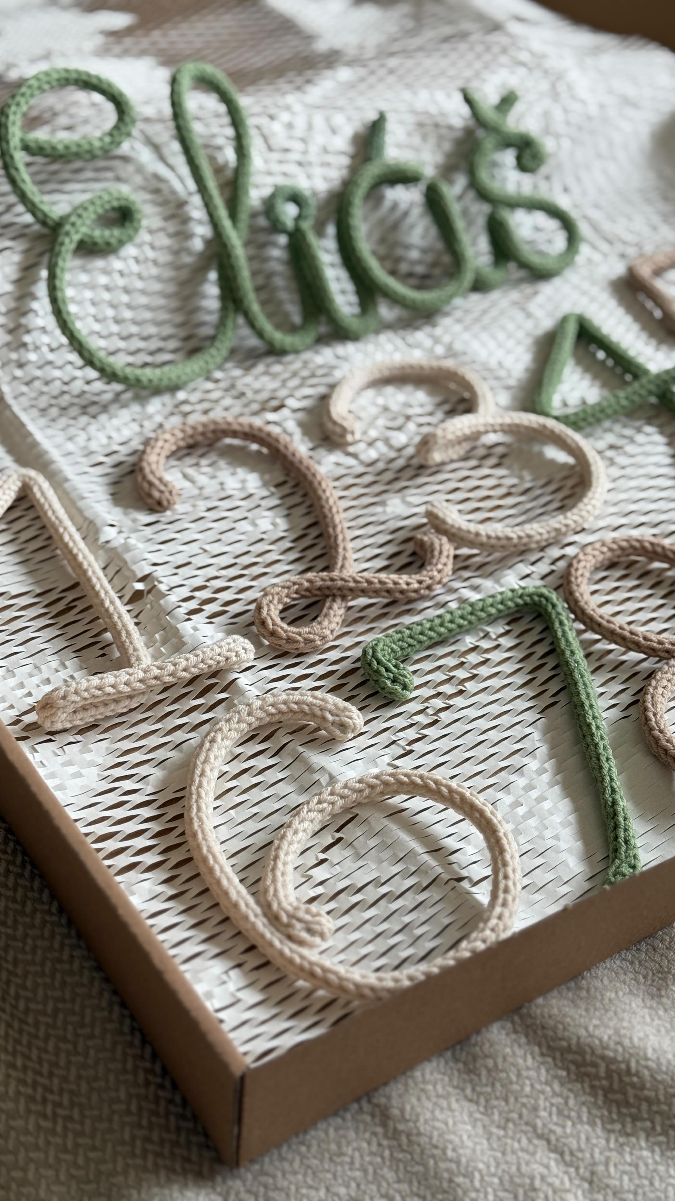 Takhle s mojí dvouletou pomocnicí připravujeme vaše objednávky – pečlivě, s úsměvem a radostí.
Tentokrát balíme set číslic na měsíční focení miminka a pletené jméno – krásnou výbavu pro zachycení těch nejdůležitějších okamžiků.
Děkujeme, že můžeme být součástí vašich příběhů 💛