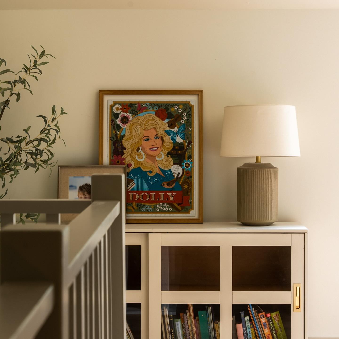 Here’s a little change of pace on our page and sharing some fun shots of these whimsical kid spaces from our Rillington Project!
We did some fun wallpapers, patterned curtains and pops of color in the art work!
📷 @jasonhostetler_
#interiordesign #newconstruction #designstudio #furniture #nwa #stylemepretty #kidsroominspo