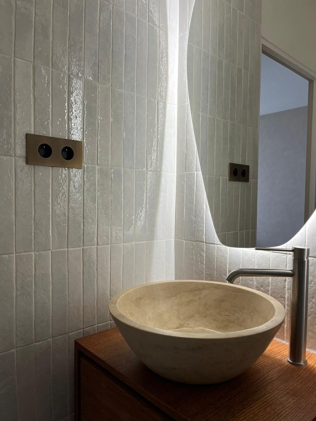 L’alliance parfaite entre les zelliges et les interrupteurs 6ixtes…
@letruc_qui_cloche
#6ixtes #6ixtesinterrupteurs #interrupteur #ateliersdefrance #savoirfaire #artisanat #artisanatfrancais #artisans #architecture #luxe #decorationinterieur #decoration #laiton #inox #interiordesign #interiordecor #interior #faitenfrance #design #knowhow #craftmanship #homedesign #interiorarchitect #zelliges #zelligestiles