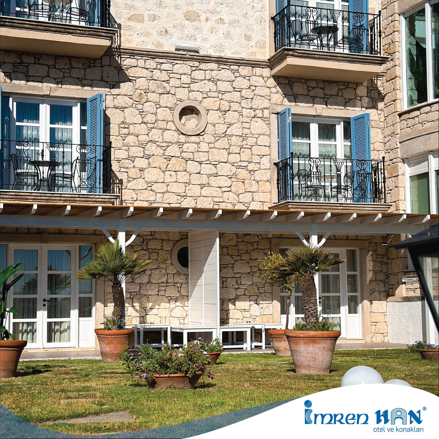 Sevdiklerinle birlikte iyi ki geldik diyeceğin bir bayram tatili arıyorsan, tam yerindesin.
Bahçeye açılan ferah odalarımızda seni bekliyoruz. 🌸🍃
Rezervasyon için bize ulaşabilirsiniz:
📞 0 (232) 716 6002
📞 0 (539) 664 3000
1941’den bu yana, aynı özenle… 🤍
#alacati #butikoteller #alaçatıotelleri