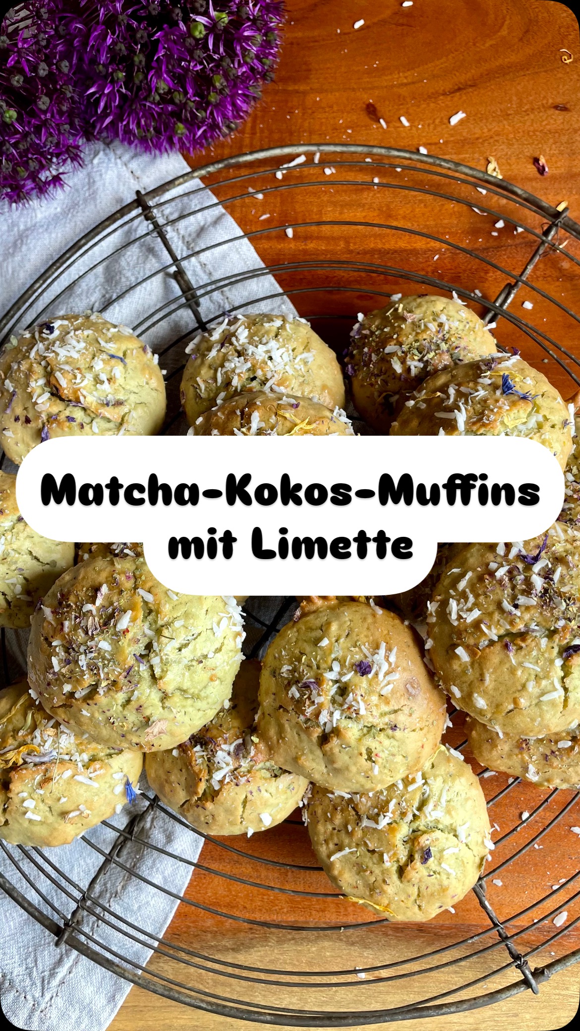 🧁 Matcha-Kokos-Muffins mit Limette – hormonfreundlich & voller Pflanzenpower
Diese Muffins sind nicht nur fluffig und erfrischend – sie unterstützen auch deinen Zyklus! Matcha wirkt antioxidativ und unterstützt deine Leber beim Hormonabbau, Kokos liefert wertvolle Fette für die Hormonbildung und die Kombination aus komplexen Kohlenhydraten und gesunden Zutaten sorgt für stabile Energie ohne Blutzuckerspitzen. Ideal, wenn du Lust auf etwas Süßes hast.
📋 Zutaten (für ca. 6 Muffins):
– 150 g Dinkelmehl
– 30 g Kokosraspeln
– 1 TL Matcha
– 1 TL Backpulver
– Abrieb 1 Bio-Limette
– Saft einer halben Limette
– 40 g Ahornsirup
– 1 Ei
– 60 ml Kokosmilch (oder Drink)
– 50 ml neutrales Öl
– Prise Salz
Optional Topping:
Limettensaft mit etwas Puderzucker zu Glasur verrühren, auf die Muffins träufeln & mit Kokos bestreuen.
✨ Probier’s aus und schick mir deine Kreation! Ich bin gespannt, wie dir die Kombi schmeckt.😋
#gesundsnacken #frauengesundheit #matchamuffins #zyklusgesundheit