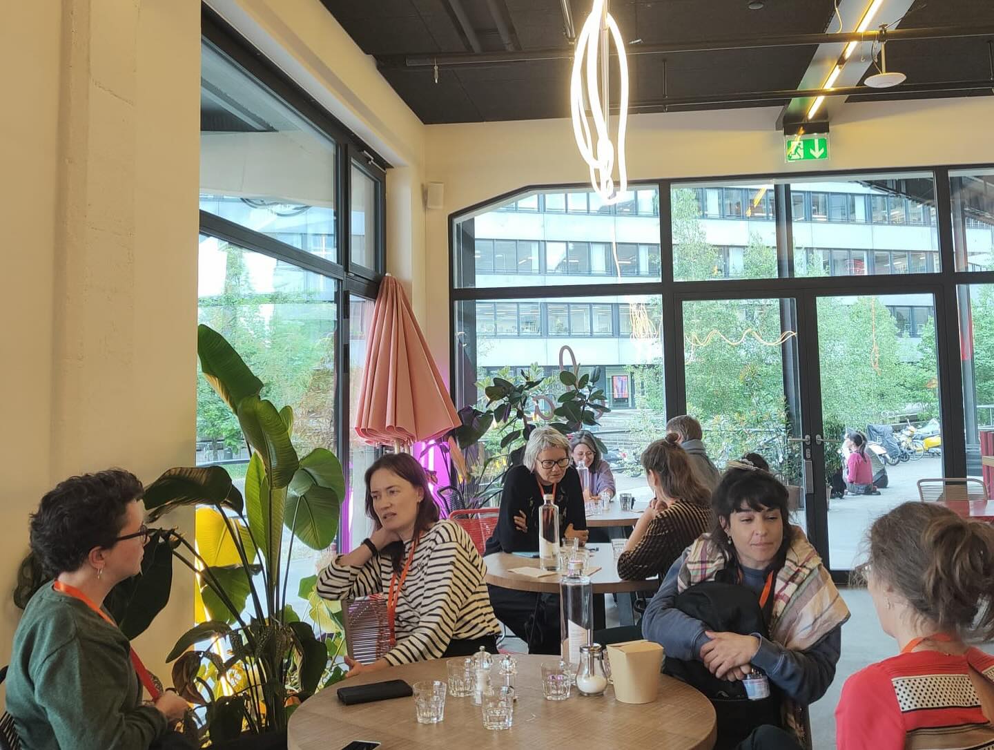 Die Mitgliederversammlung liegt bereits über eine Woche zurück – wir möchten uns an dieser Stelle ganz herzlich für die zahlreiche Teilnahme und den lebendigen Austausch bedanken.
@hek_basel – danke für die Gastfreundschaft!
@jan.laessig – danke für die erhellende und unterhaltsame Keynote!
@timbotoni.ch , @_freisicht_ , @hepvaud , @stadtmuseumaarau – danke für die spannenden Projekte, die ihr mit uns geteilt habt!
@ela.eatery – danke für das feine Essen!
Ein besonderer Moment war der Präsidiumswechsel: @caroline.spicker übergab ihr Amt an @siljaburch . Wir danken Caroline herzlich für ihr grosses Engagement und freuen uns auf die kommenden Schritte mit Silja. Stay tuned 💫