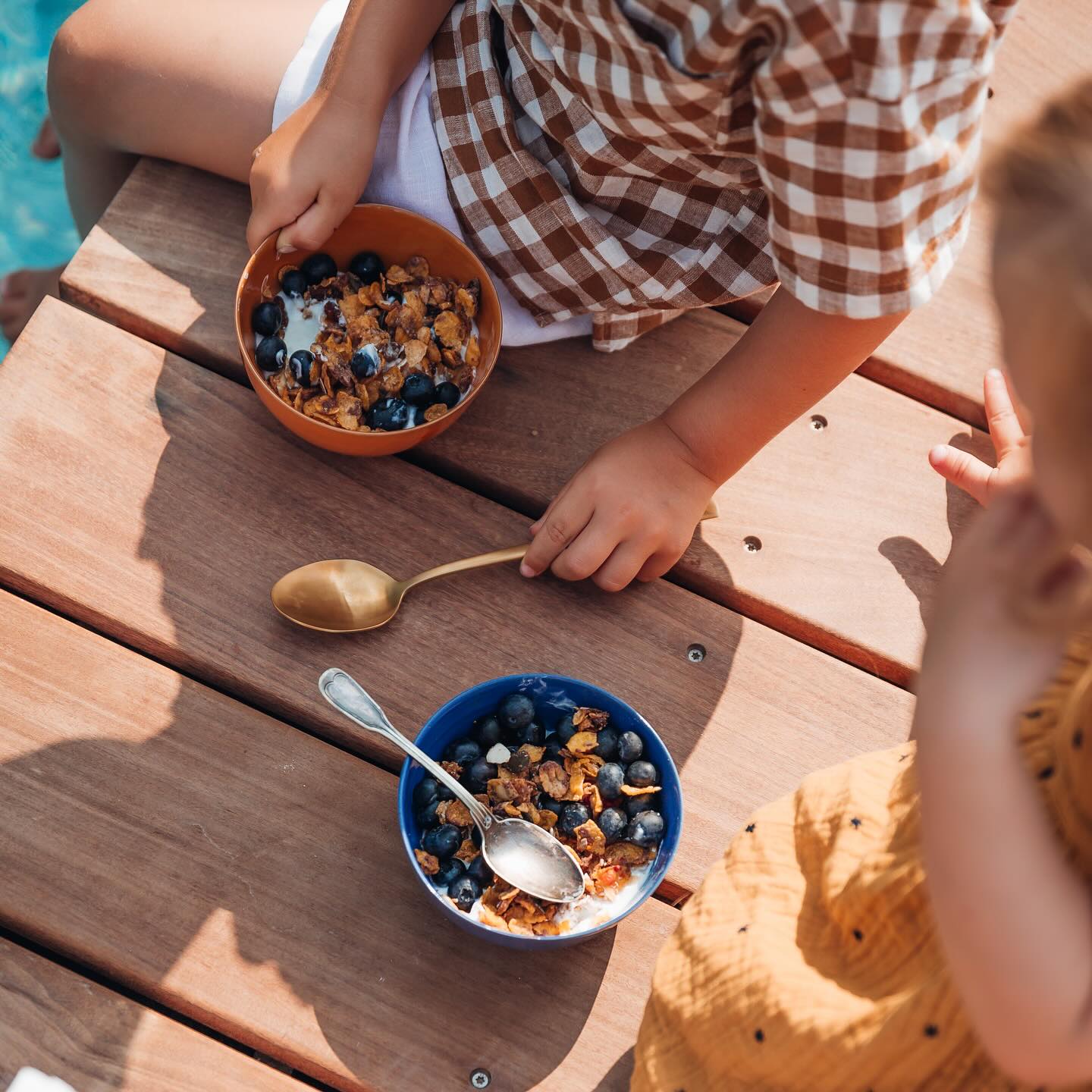 EN ATTENDANT L’ÉTÉ!
Le moment parfait pour se détendre, s’amuser… et manger du granola en famille! ☀🥣
#lesgranolasdejenny #granola #famille #vacances #healthy #sansgluten #petitdejeuner #snack #mangersainement #swissmade #suisse #chocolate #glutenfree #glutenfrei