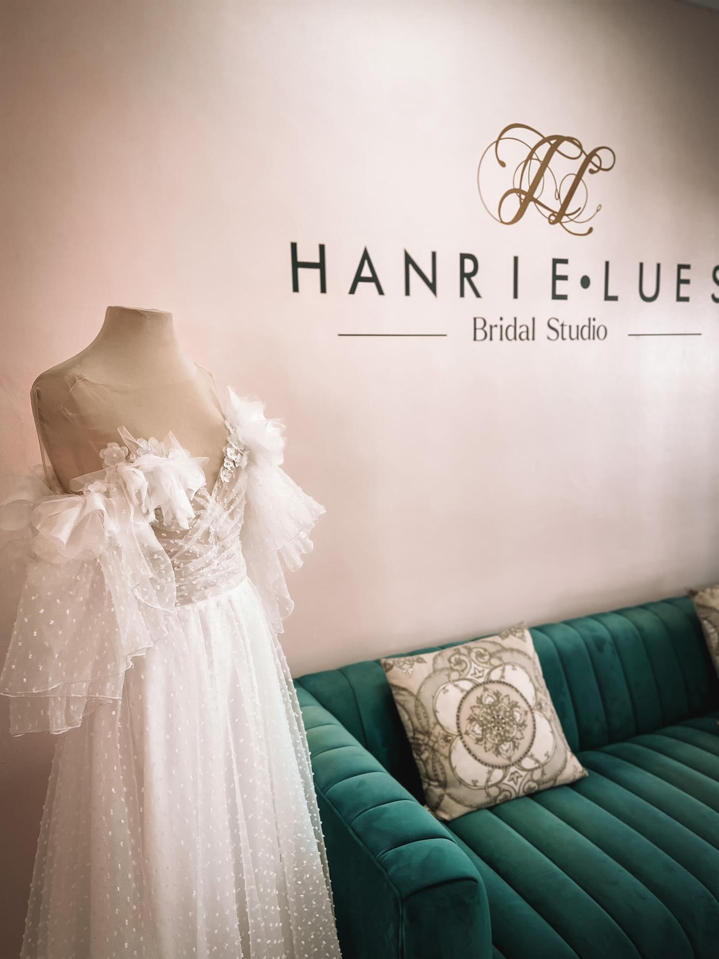 Our next SAMPLE SALE is booking up fast! Only a few slots remaining for our next sale. Happening from the ‼️1st to the 3rd of AUGUST 2025! ‼️ Email us NOW on studio@hanrielues.com to secure your slot. Over 30dresses going on sale for under R19000 each. Most of which will be priced between R10 000 and R15 000. Sizes from 32 - 38. In-house alterations and customizations available. TAG a bestie that needs to see this!!