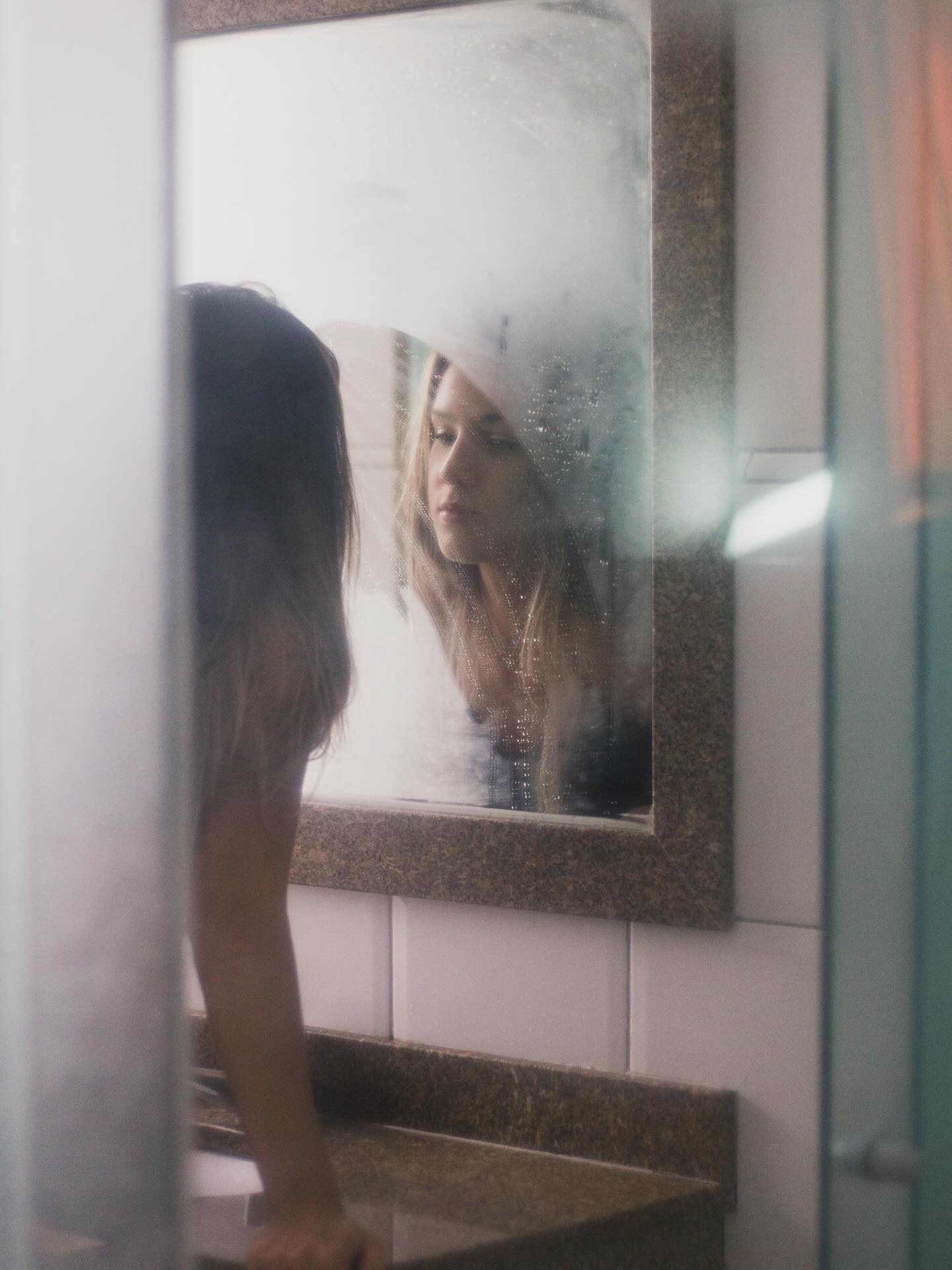 positive Affirmationen für den Selbstwert? 🤔
In erster Linie spricht nichts dagegen, sich am Morgen positiv zuzureden. Positive Affirmationen an den Spiegel heften, Audios hören und was sonst noch alles empfohlen wird.
Experimente haben jedoch gezeigt, dass sich Menschen mit negativem Selbstwert nach Affirmationen sogar noch schlechter fühlen 😔 Denn sofort schiessen Gegenbeispiele durch den Kopf, warum sie eben nicht toll sind und sie sich lächerlich machen, sich was vormachen. Kennst du das? 😅
Was kannst du also tun, um dich besser zu fühlen?
Denke darüber nach, ob das Negative, dass du dir sagst, wirklich wahr ist oder nicht 🧐 Allein das darüber Nachdenken ohne Ziel und Druck kann zu einem besseren Gefühl führen. Frage dich zBsp „bin ich schön, ist etwas schön an mir?“ anstelle dir „ich bin schön“ aufzuzwingen! Wenn dir ständig erzählt wurde, du bist es nicht, bringt diese Aussage eher Wiederstand.
Die offene Frage sorgt dafür, dass du nicht urteilst sondern neugierig und offen bleibst. Dies auch in Bezug auf dein Gewicht und deinen Körper. Wenn du wirklich offen mit deinen Werten, Emotionen und Gedanken umgehst, kannst du ein gutes Gefühl zu dir selbst kriegen ✨
#ernährung #ernährungsberatung #ernährungsberatungzürich #psychologie #essen #selbstwert #affirmation #positiv #selbstliebe #wohlfühlen #gewicht #balance #gesundeernährung #ganzheitlich