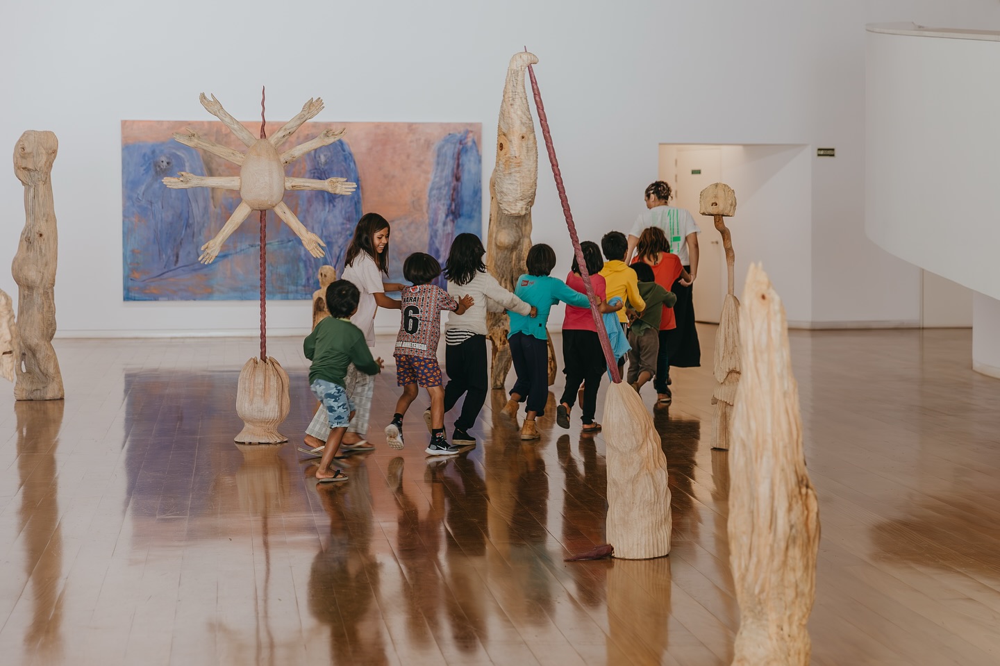 #TBT de encontros inesquecíveis
A 14A Bienal do Mercosul registrou quase 900 mil visitantes (um recorde!), mais de 800 agendamentos escolares, 30 mil pessoas em grupos que vieram de ônibus e com mediação especial — isso dá 140 grupos por dia! E o que dizer das 4.900 escolas que vivenciaram arte, troca e reflexão com a gente? 🍀
Ficamos emocionados em relembrar tudo isso!
📸 @thieleelissa.foto
Apresentado por: @petrobras
Produção: Fundação Bienal do Mercosul
Apoio Institucional: @unescobrasil, @tjrsoficial, @ccmarioquintana, @museumargs, @farolsantander, Procempa e Bancos Sociais, @instituto.ling, @institutocervantesportoalegre, @eflcultural, @instituto.rouanet, @fundacaoibere e @pucrs
Apoio: @irigaray.guindastes, @lojaspompeia, @gangoficial, @riograndeseguros, @iguatemipoa, @agibank, @vulcabras.oficial, @dufriorefrigeracao, @roxcode.io, @brdeoficial e @art.hoteltransamerica
Media Partner: @grupo_rbs
Apoio Premium: @lojasrenner, @bluevillealimentos e @gerdau
Patrocínio: @crown.embalagens, @caixa, @prefpoa e @governo_rs
Patrocínio Master: @santanderbrasil @banrisul
Financiamento: PRÓ-CULTURA - Lei Estadual de Incentivo à Cultura - #proculturars @sedac_rs #culturaessencial
Realização: Lei Federal de Incentivo à Cultura
#14BienalDoMercosul #BienalDoMercosul #BienalDoMercosul2025