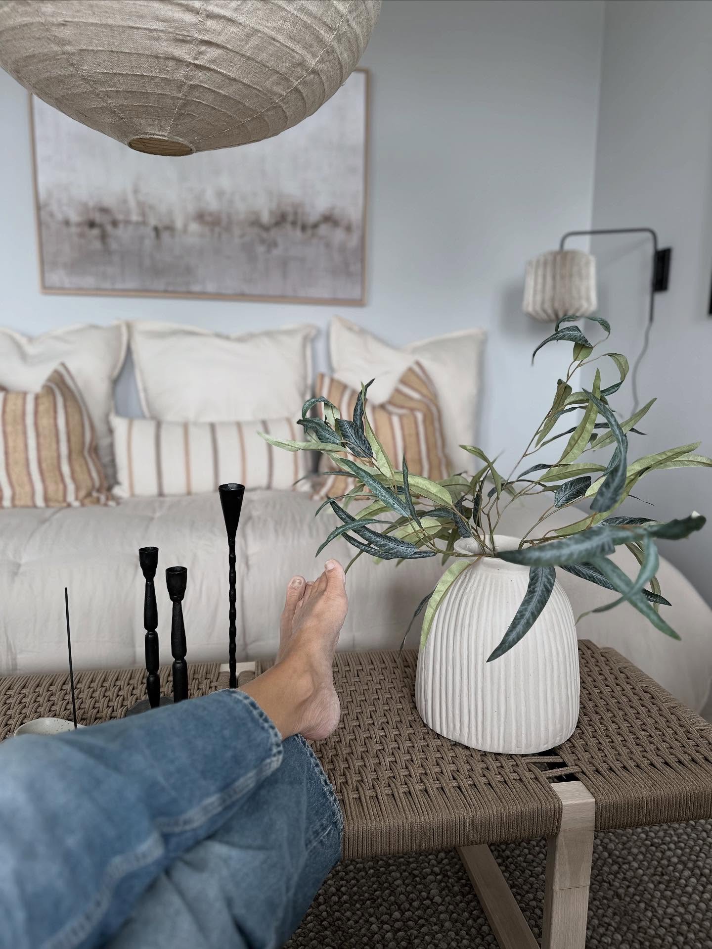 Lutar mig tillbaka med fötterna på bordet 🌱
Sista fysiska inredningsuppdraget innan semestern, nu blir det Spanien. Mycket går att jobba med på distans men denna lägenheten var det sista fysiska. Med en influensa i kroppen fixade vi denna lilla pärla färdig i tisdags.
Visningslägenhet för Stena Fastigheter, en liten etta som inredd kändes som en större lägenhet. Stor härlig balkong i vinkel.