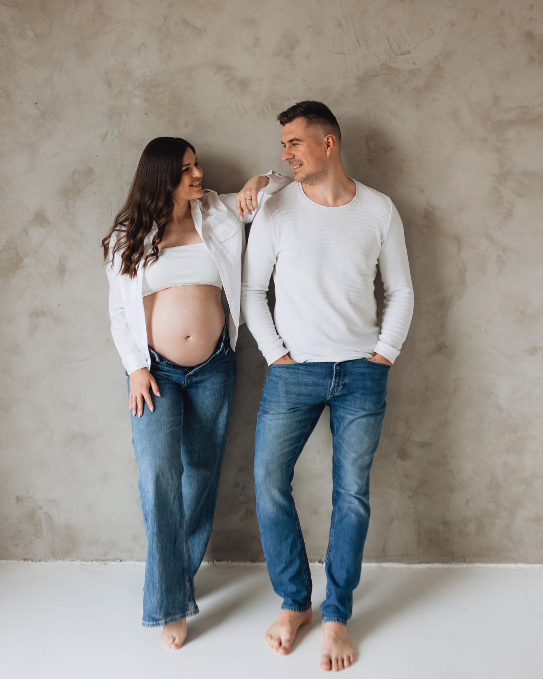 Kismama fotózás Budapesten✨
A kismama fotózásaim során mindig arra törekszem, hogy a kismamák biztonságban és kényelmesen érezzék magukat, miközben kiemelem minden szépségüket, még akkor is, ha ezt ők esetleg ebben az életszakaszban nem látják meg magukban. De nem feledkezem meg a kispapákról sem, akik szintén izgatottan várják a kisbaba érkezését és minden pillanatban ott állnak a kismama mellett.
Ha te is szeretnéd, hogy megörökítsem a kismama időszakot, bátran keress meg. Imádom ezeket az emlékeket is megörökíteni!💌
kismama fotózás Budapest| kismama fotózás stúdióban| különleges kismama fotózás| elegáns kismama fotózás| nordix fotóstúdió| fotóstúdió Budapest