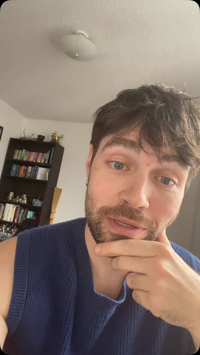 Go look at clouds and comment what you see ☁️ Cloud link in bio!
#tarot #tarotreader #toronto #torontoevents #torontoentertainment #