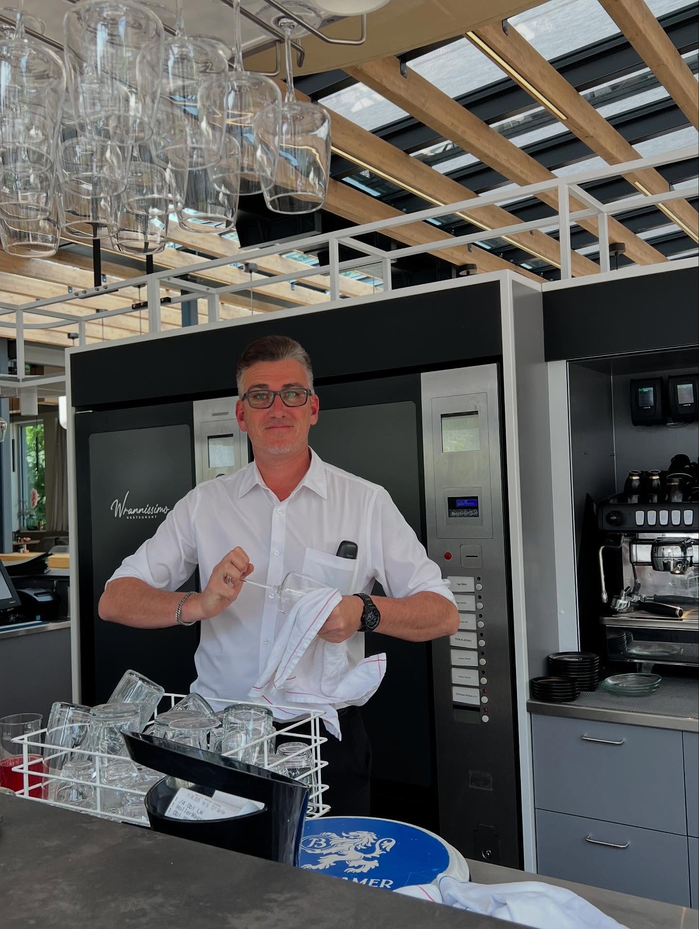 Unser Martin poliert schon mal die Gläser für euren nachmittäglichen oder abendlichen Drink… 🍸😅