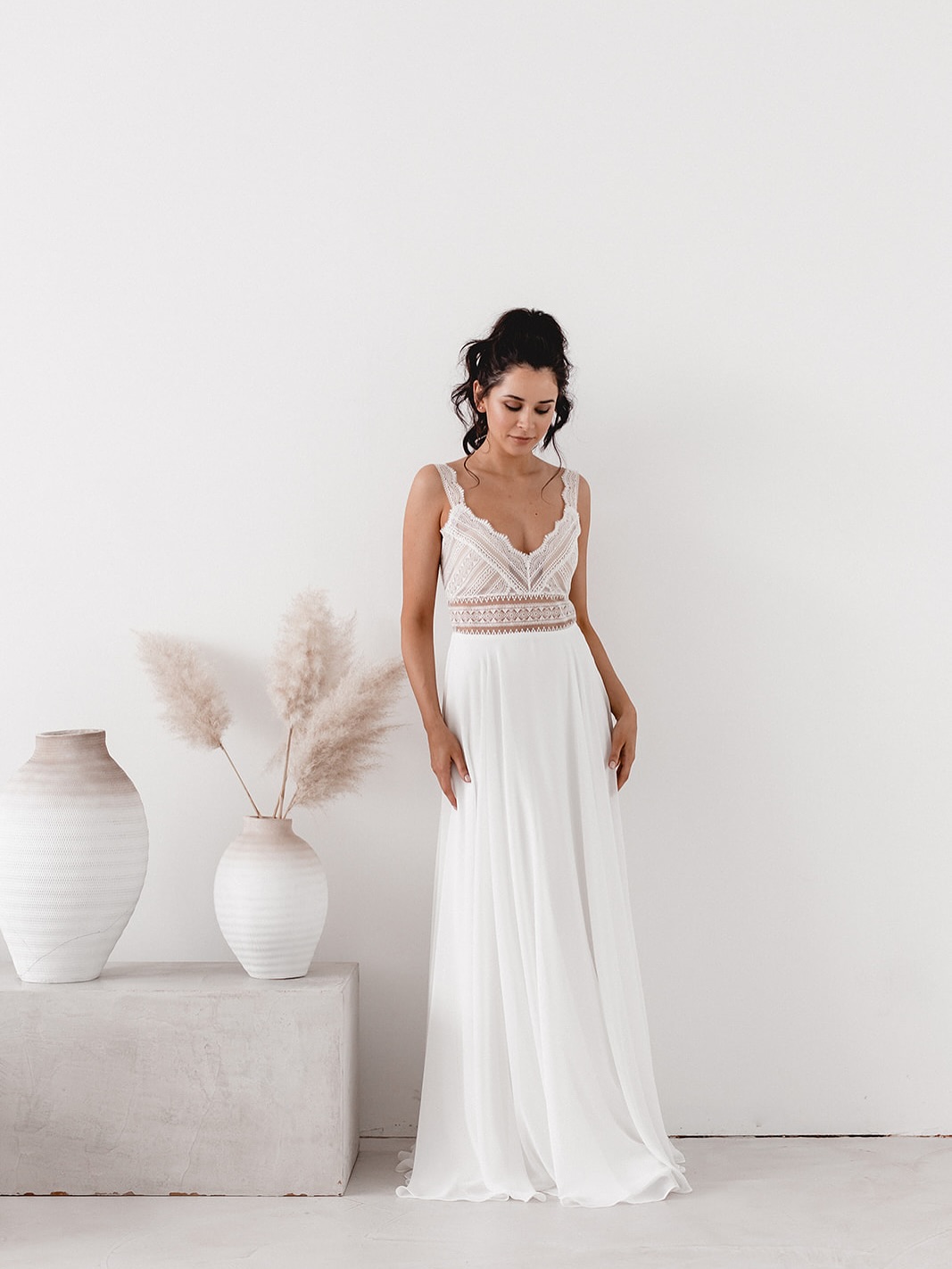 Dress Emma 🤍
Geometrische Spitze vereint mit einem weichem Chiffon Rock.
Say ,, YESS ,, und vereinbare deinen Anprobetermin unter www.brautmoment.at
#vorarlberg #feldkirch #brautmode #braut #brautkleider #wedding #hochzeit #weddingdress #sayyestotheaddress #bridetobe