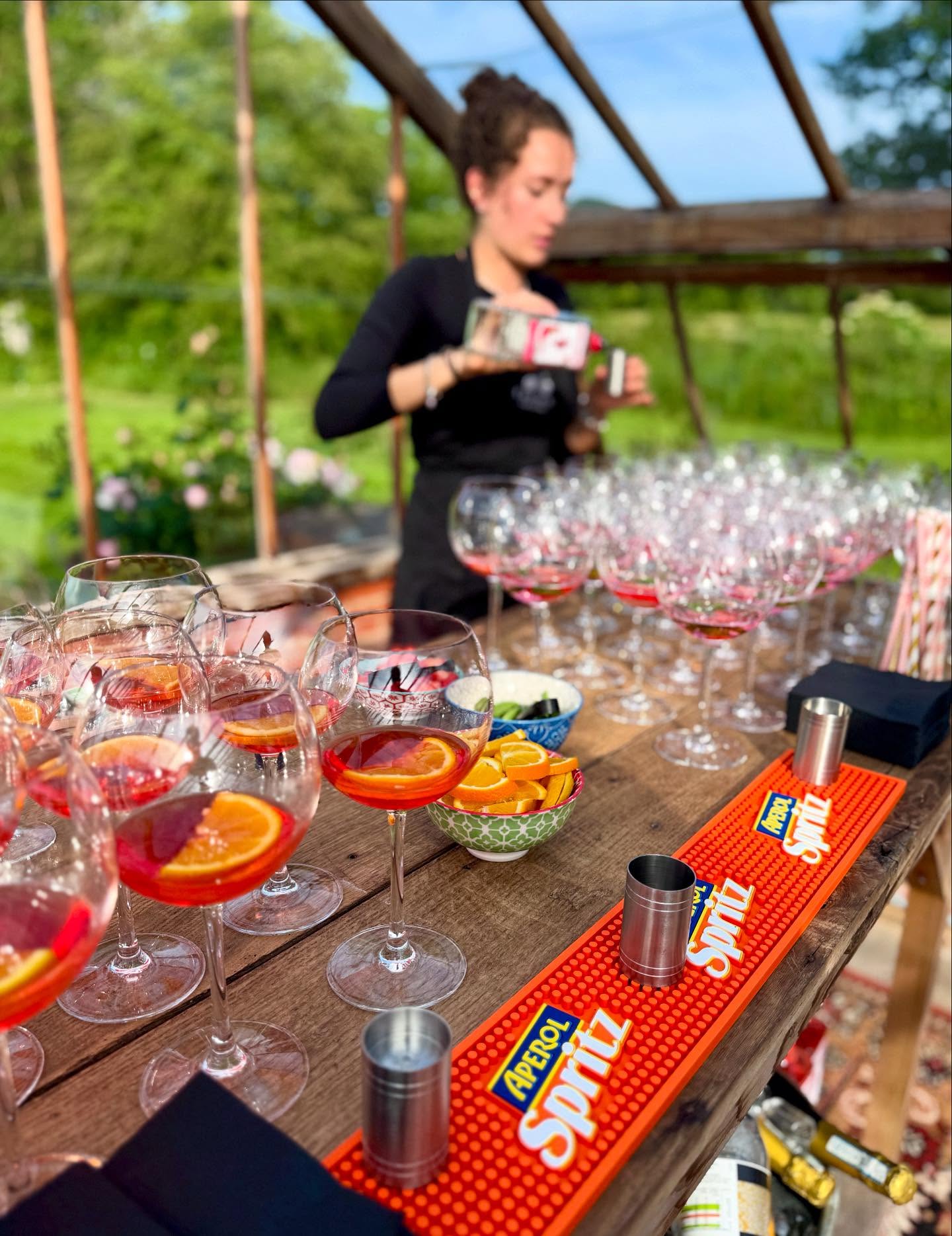 Always a favourite this time of year! And what a beautiful setting to enjoy it @thebarnatsomersbury
#aperolspritz #eventcaterer #surreywedding #cocktailhour