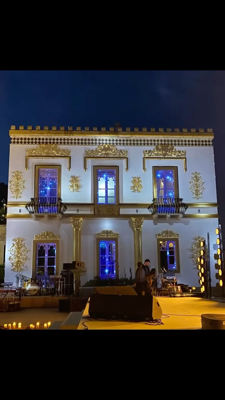 Nous avons pris beaucoup de plaisir à changer les façades de cette belle demeure sicilienne. @strawberriesandchampagne_ Merci .
#videomapping #videomapping3d #eventinspiration #weddings #videomapping #videomapping3d