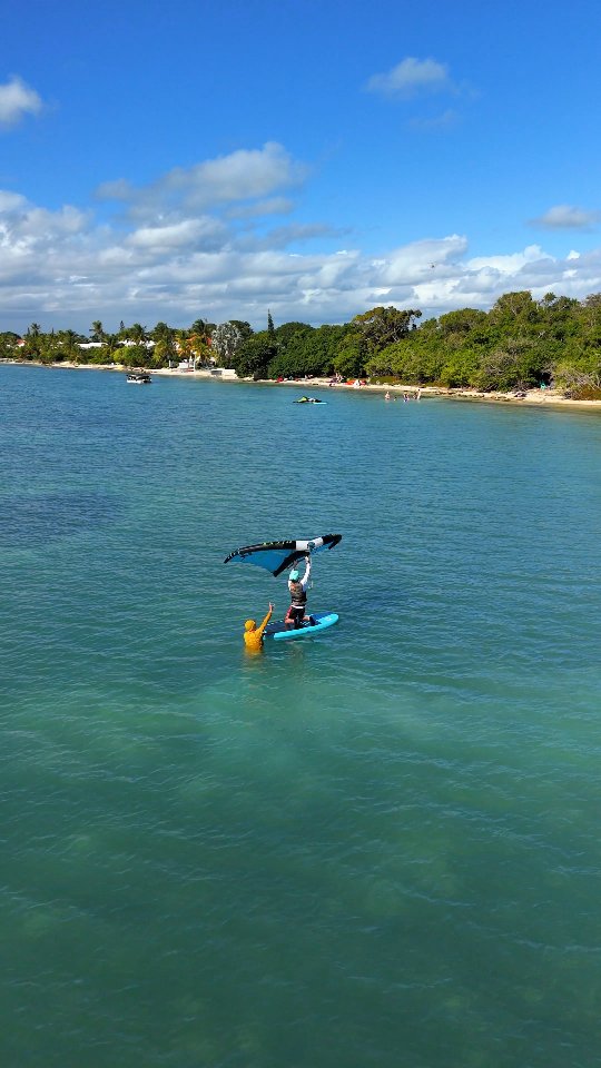 Vous êtes plutôt cours particulier ou cours collectif ?
Les cours particuliers permettent une approche plus personnalisée, en tête-à-tête avec votre prof de wingfoil, la progression est plus rapide.
Et vous? Vous êtes plutôt au cours collectif ou cours particulier?