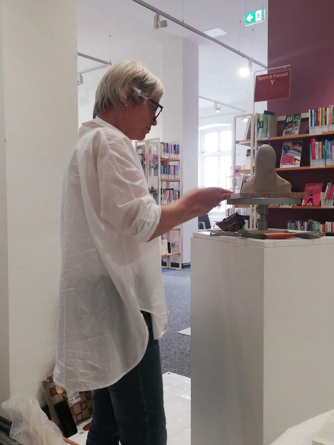 Finissage: Nutze heute noch die Gelegenheit, bei der Finissage mit Jael ins Gespräch zu kommen und mit ihr über ihre Kunst zu sprechen!
Samstag 7. Juni
Ab 12:30 bis 14:00 Uhr
@stadtbibliothekoldenburg im PFL
------
Come by to meet @jaeliart today at the finissage and talk to her about her art!
#deutschisraelischefreundschaft #oldenburg #matehasherregionalcouncil