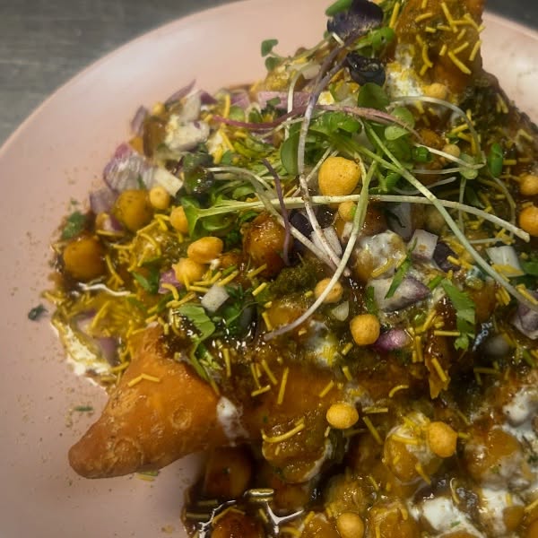 When you see the samosa sticking out - you know it's going to be a good meal✨
Our Samosa Chaat is sure to give you a delicious filling snack✨