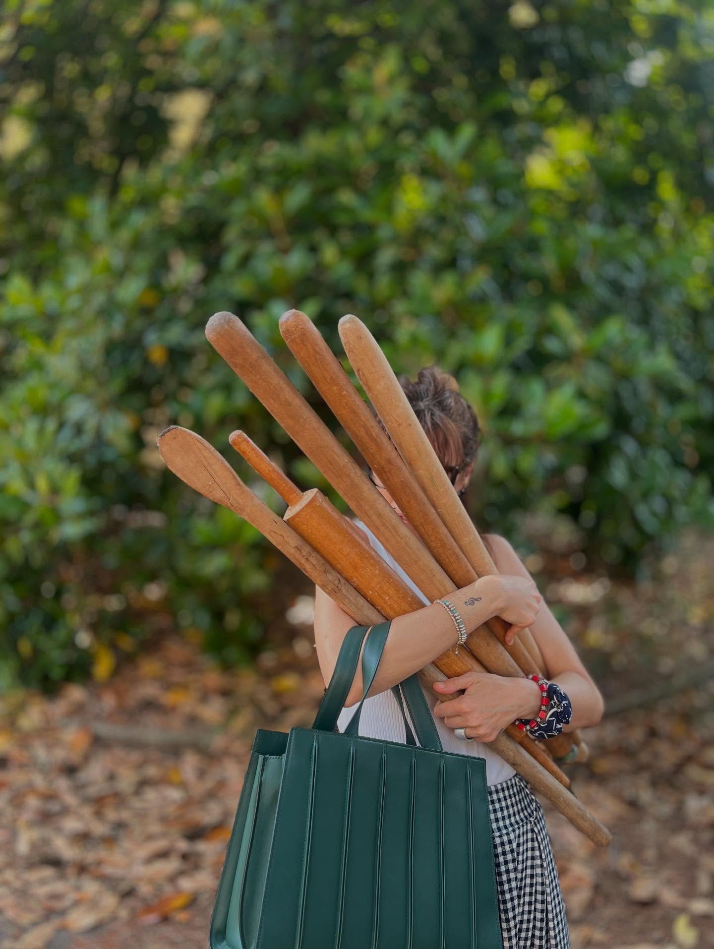 Adoro gli oggetti della tradizione. Mi piace tenerli vicino. Circondarmene. E inciamparci girando per casa mi fa stare bene.
.
.
#mattarello #pasta #pastafrescafattaincasa #pastafresca #sfoglia #emilia #visitemilia #emiliaromagna #italianfood