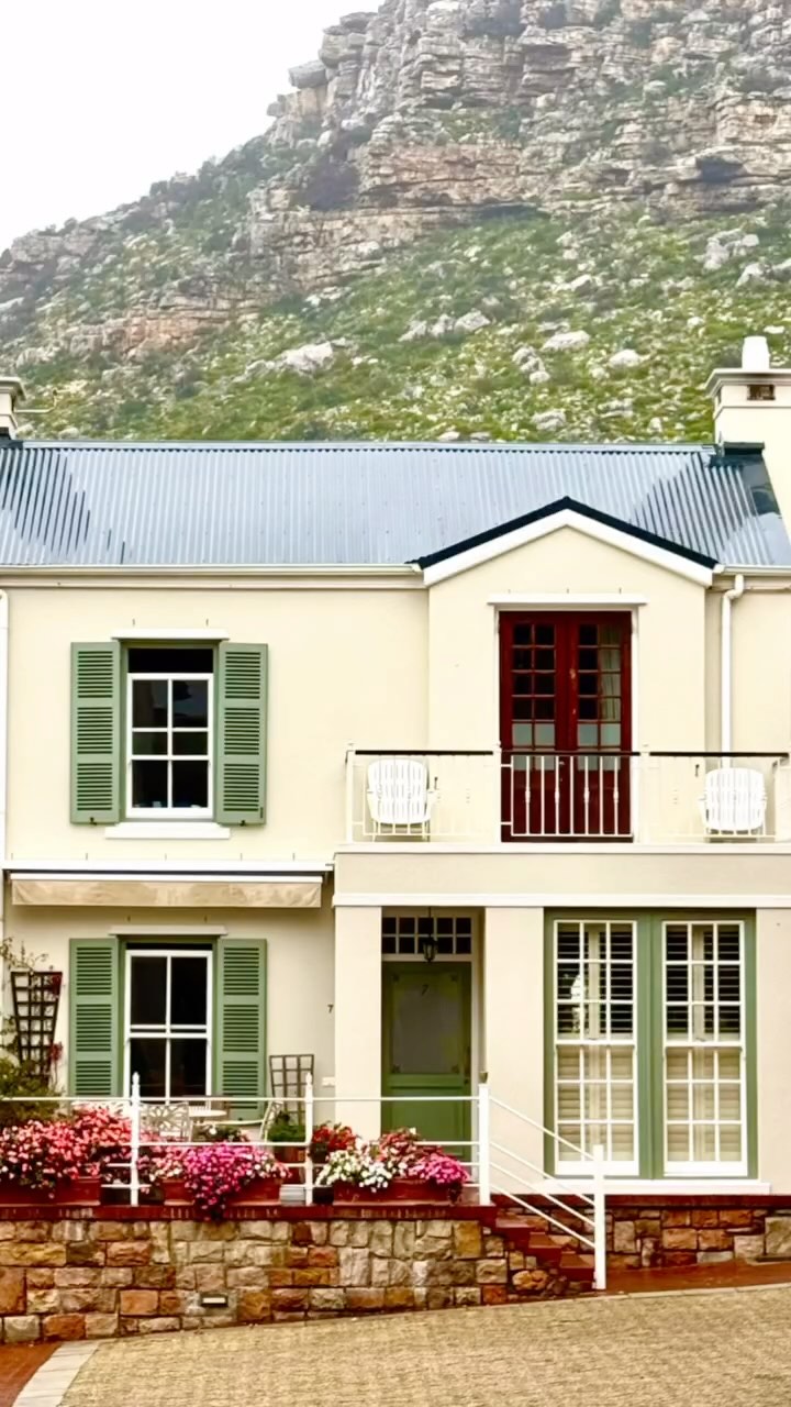 I am in Cape Town for work and woke up to soft drizzle. Walking and appreciating the beautiful architecture in the mist.