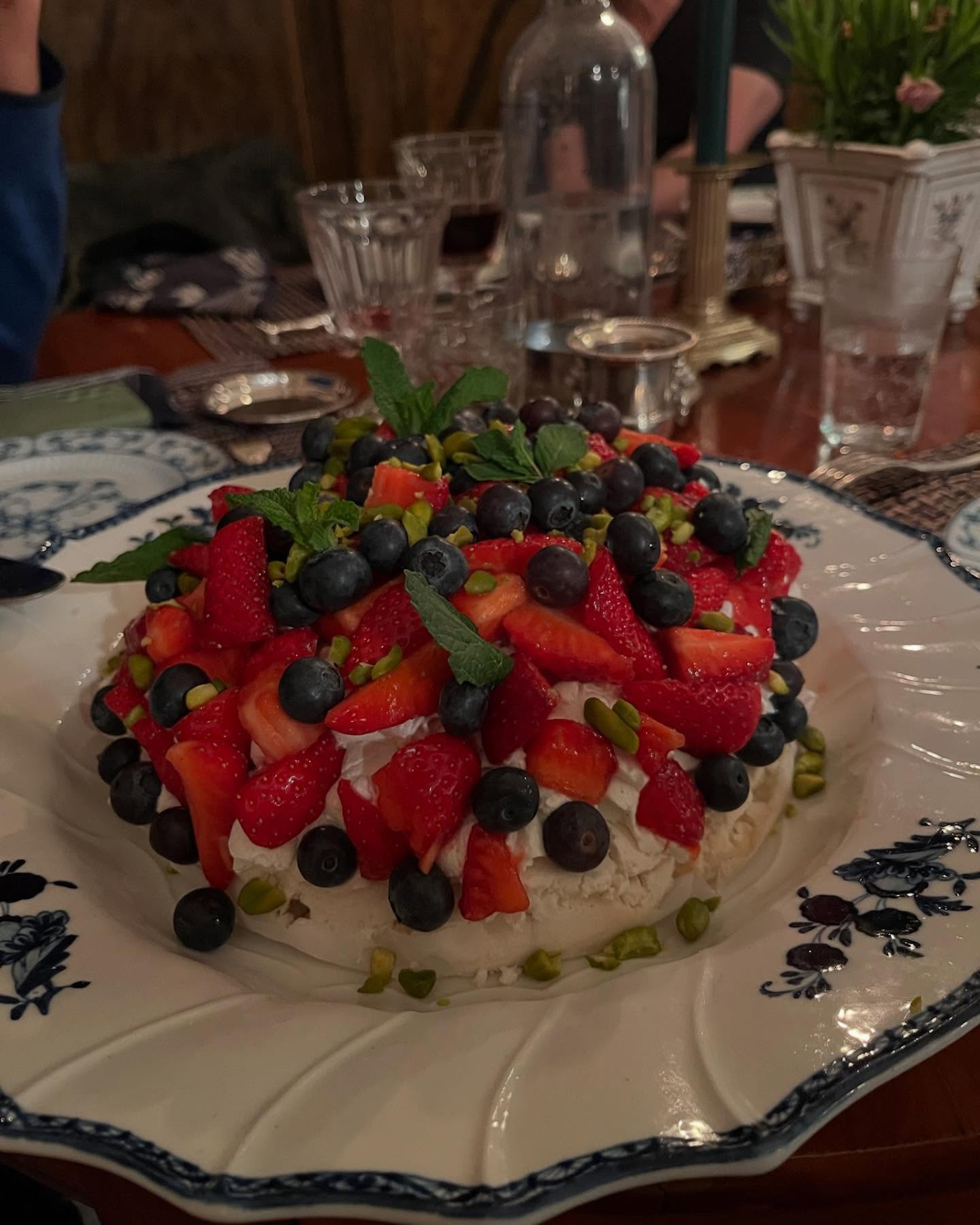 Une pavlova maison pour le dessert 🍓
#idéeMenu #DînerTournant #ExpérienceCulinaire
#onvabiensamuser