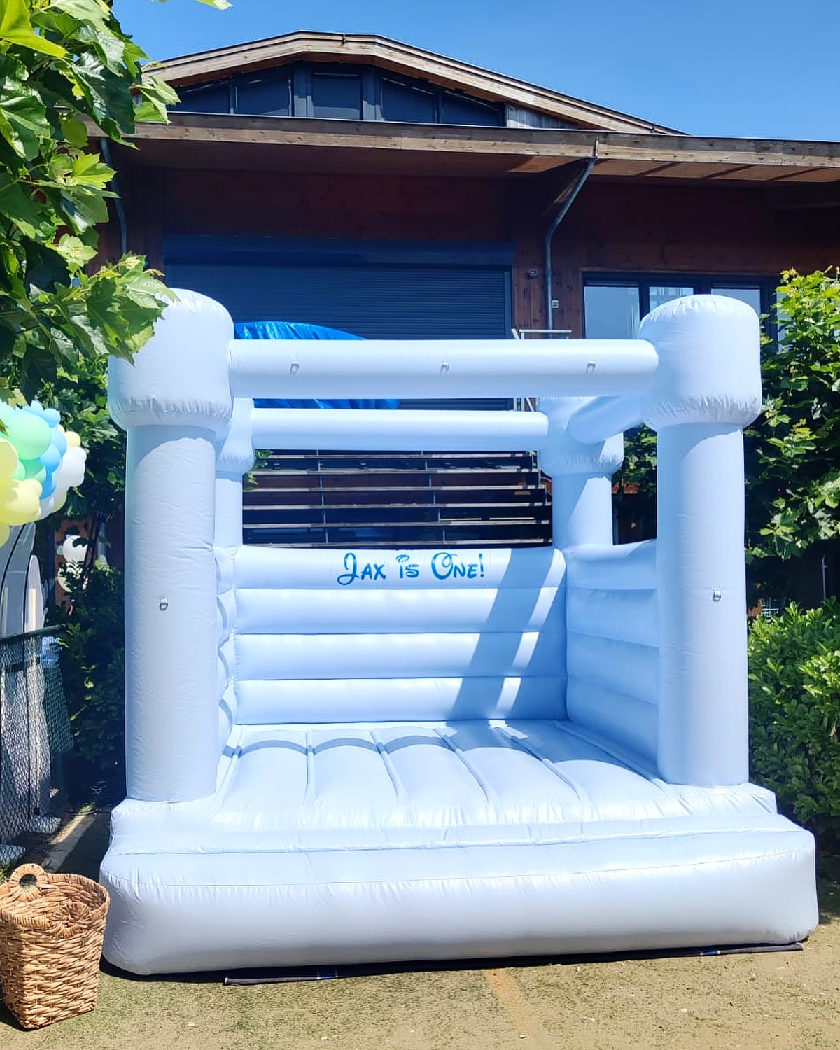 Personalization? Yes, we do that too! ✨
This gorgeous blue castle was made extra special with custom lettering for little Jax’s first birthday 💙
From names to sweet messages, we add that personal touch to make your celebration unforgettable.
📍Available in Amsterdam & surrounding areas
📩 DM us to book your personalized party setup!
#MiniMunchkinsNL #BlueBouncyCastle #CustomParty #HaarlemEvents #KidsPartyIdeas #PersonalizedDecor