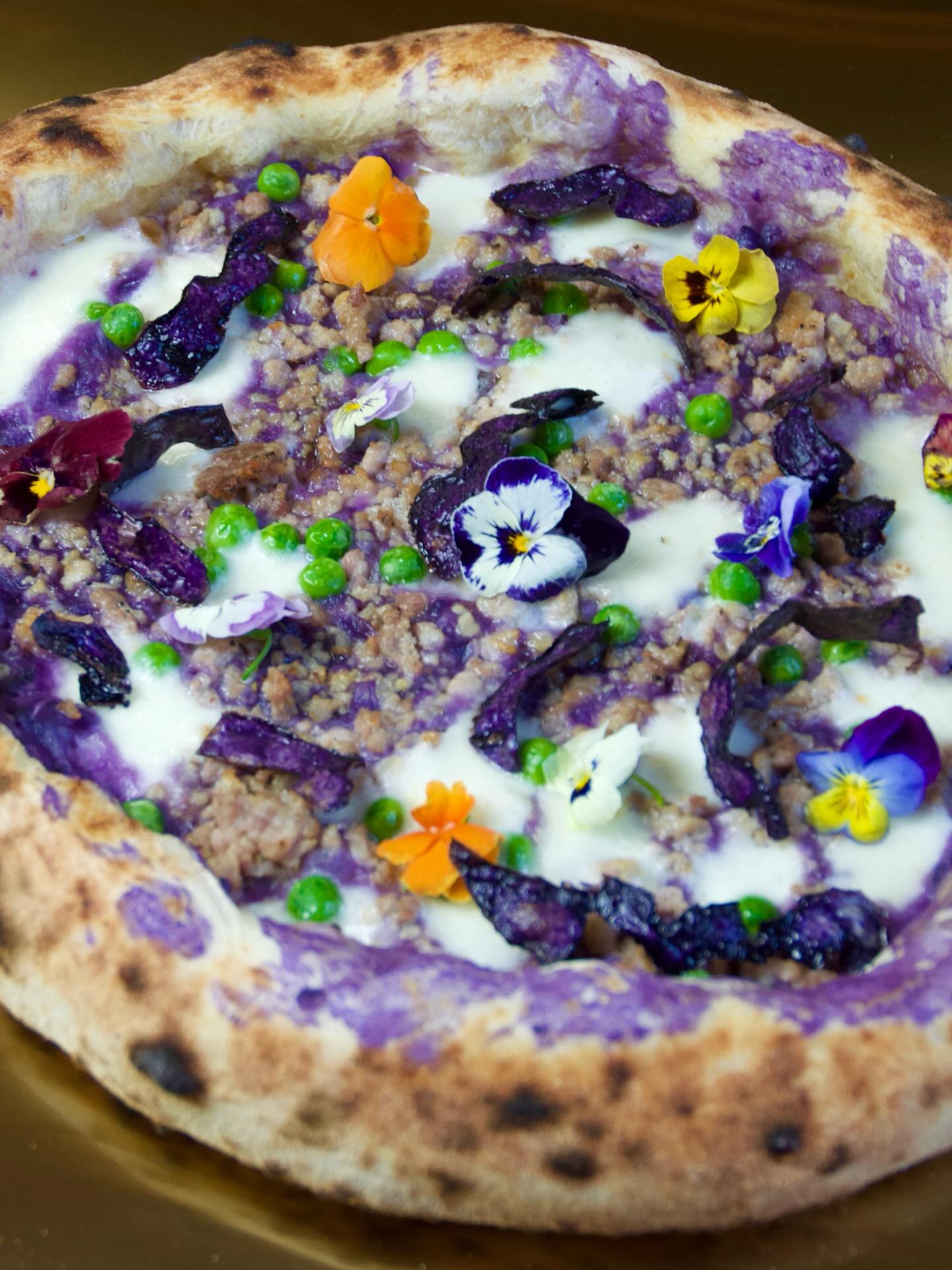 VIOLA💜
Spring signs off—with sausage, potato & amore.
Purple potato cream, free range sausage,
peas, potato skin crispy chips & edible viola flowers.
Summer’s calling (weather or not)…
New menu lands this weekend.🔥
#DaccapoPizzeria #daccapopizzerialondon
#LondonPizza #FitzroviaEats #Pizzaitaliana #pizzalovers #foodtrucklife