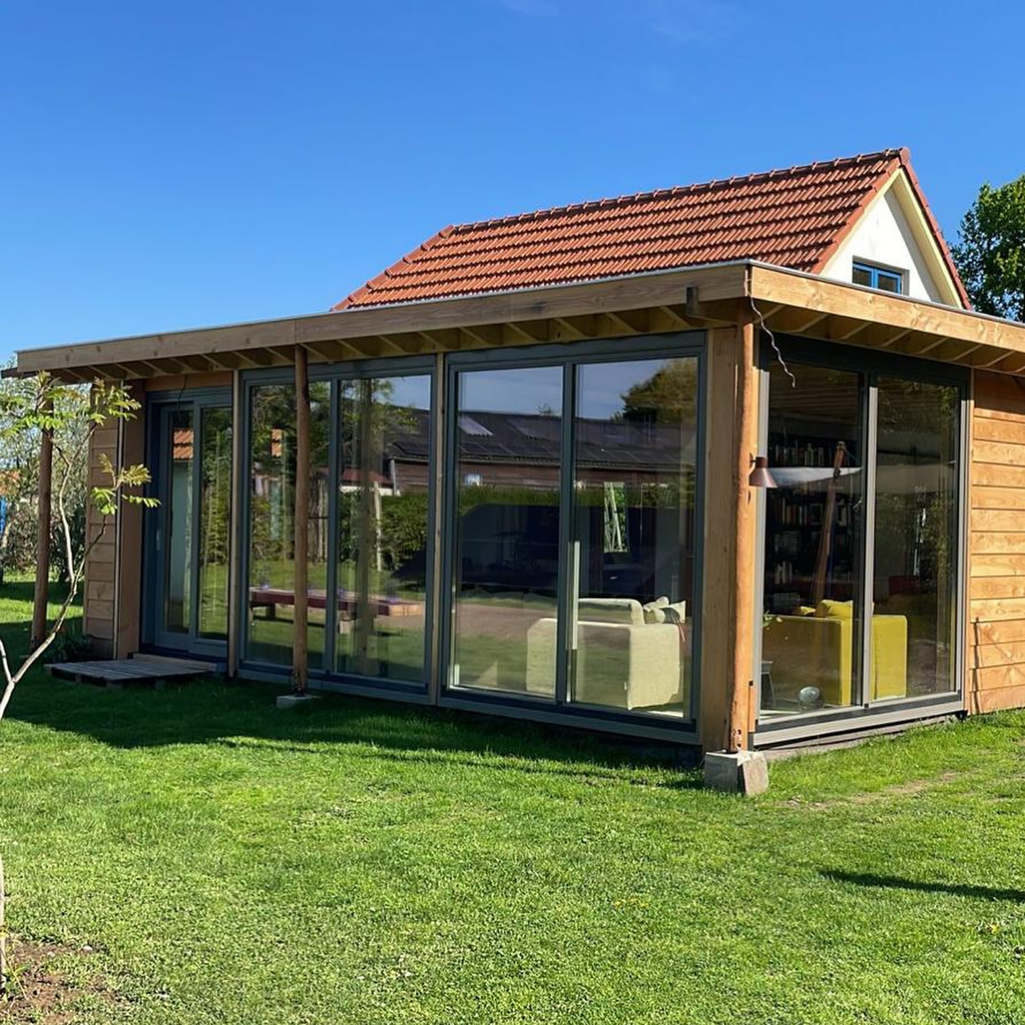 Restpartij kozijnen✨
Voor deze mooie aanbouw in Noord-Brabant zijn restpartij kozijnen gebruikt en hoe leuk is dit geworden?! Deze partij kozijnen is overgebleven bij een bouw en zijn dus nooit geplaatst geweest.
Wij krijgen vaak zulke partijen met nieuwe, bijna nieuwe of gebruikte kozijnen binnen. Dit scheelt natuurlijk in prijs en het staat op voorraad, dus je kunt direct verder met de bouw.
Ben jij ook geïnteresseerd in onze kozijnen? Bekijk onze website of stuur ons een berichtje voor de mogelijkheden.
#restpartij #wooningaanbouw #verbouw #WoonInspiratie #kozijnen #woning #bouw