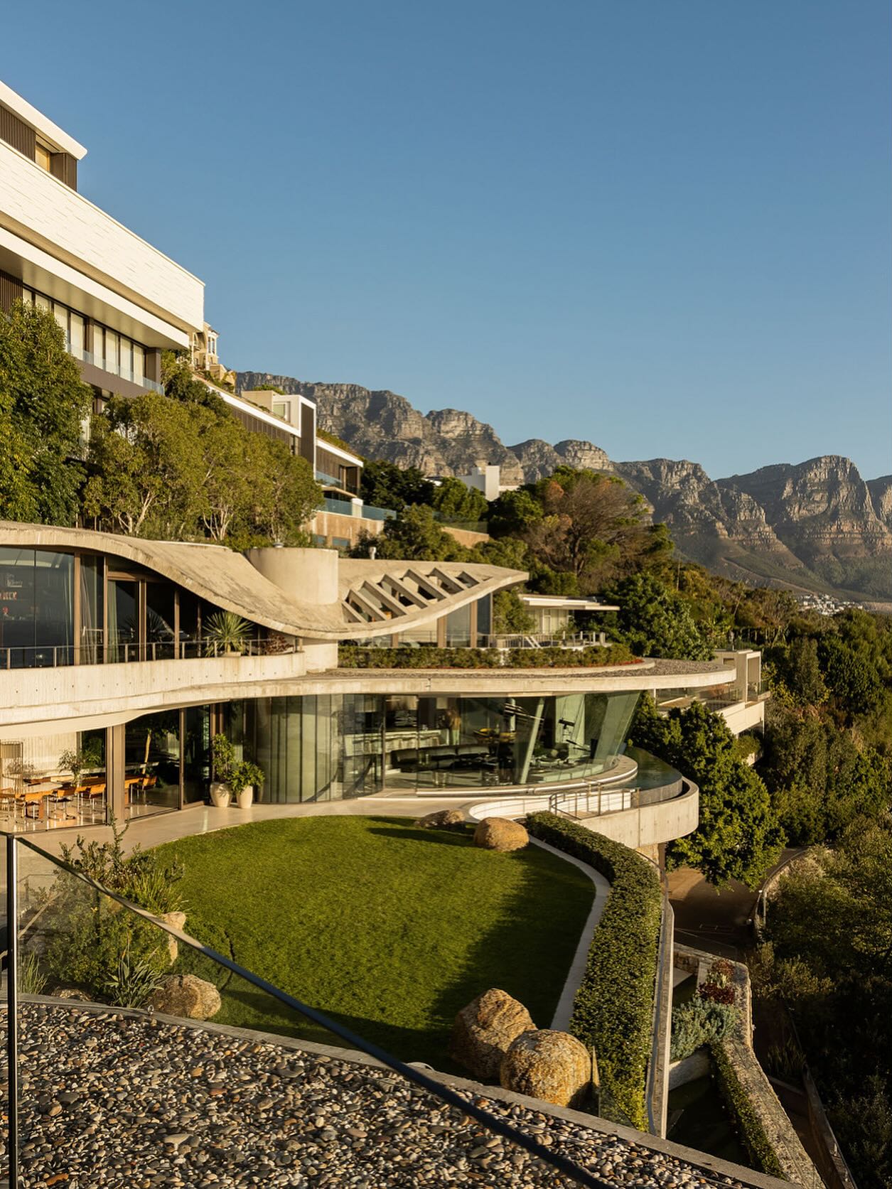 Stone,air and sky. The architecture doesn’t interrupt the landscape -it listens to it. You arrive,and the noise of elsewhere falls away.