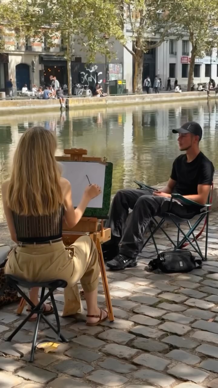 Et toi alors tu connais la « bikelife » ?
Une jolie découverte dans cette atmosphère !
Merci @_gxndia de m’avoir accordé ta confiance, j’ai vraiment passé une belle après-midi !!
Ça a vraiment été une super expérience pour moi de pouvoir dépasser ma peur de dessiner en extérieur, de rencontrer de belles personnes...
Vous ne le savez peut-être pas, mais ça ramène beaucoup de souvenirs de vous repartager ces moments ! Je dis « repartager » car mon ancien compte insta a été désactivé et dort maintenant comme la belle aux bois dormant !! Ne sachant comment le réactiver.. Depuis Septembre je reposte touuuut mon ancien contenu en y rajoutant aussi mes actualités.
Ma relation avec les réseaux a beaucoup évolué, beaucoup de questions sur le pourquoi du comment, sans réponse ! j’ai réussi à prendre de la distance grâce à ma collaboratrice secrète ❤️ je rappelle donc ici l’importance de votre soutien, merci 🙏 et comme je me suis rendue compte que cela peut être éphémère .. si vous aimez mon contenu, inscrivez vous à ma newletter (vous avez le lien dans ma bio).
Merci @leritchill de toujours être là pour m’accompagner dans mes projets ❤️
#Paris #Drawing #Artwork #QuaiDeSeine #Parisienne #Holiday #SummerVibes #BikeLife