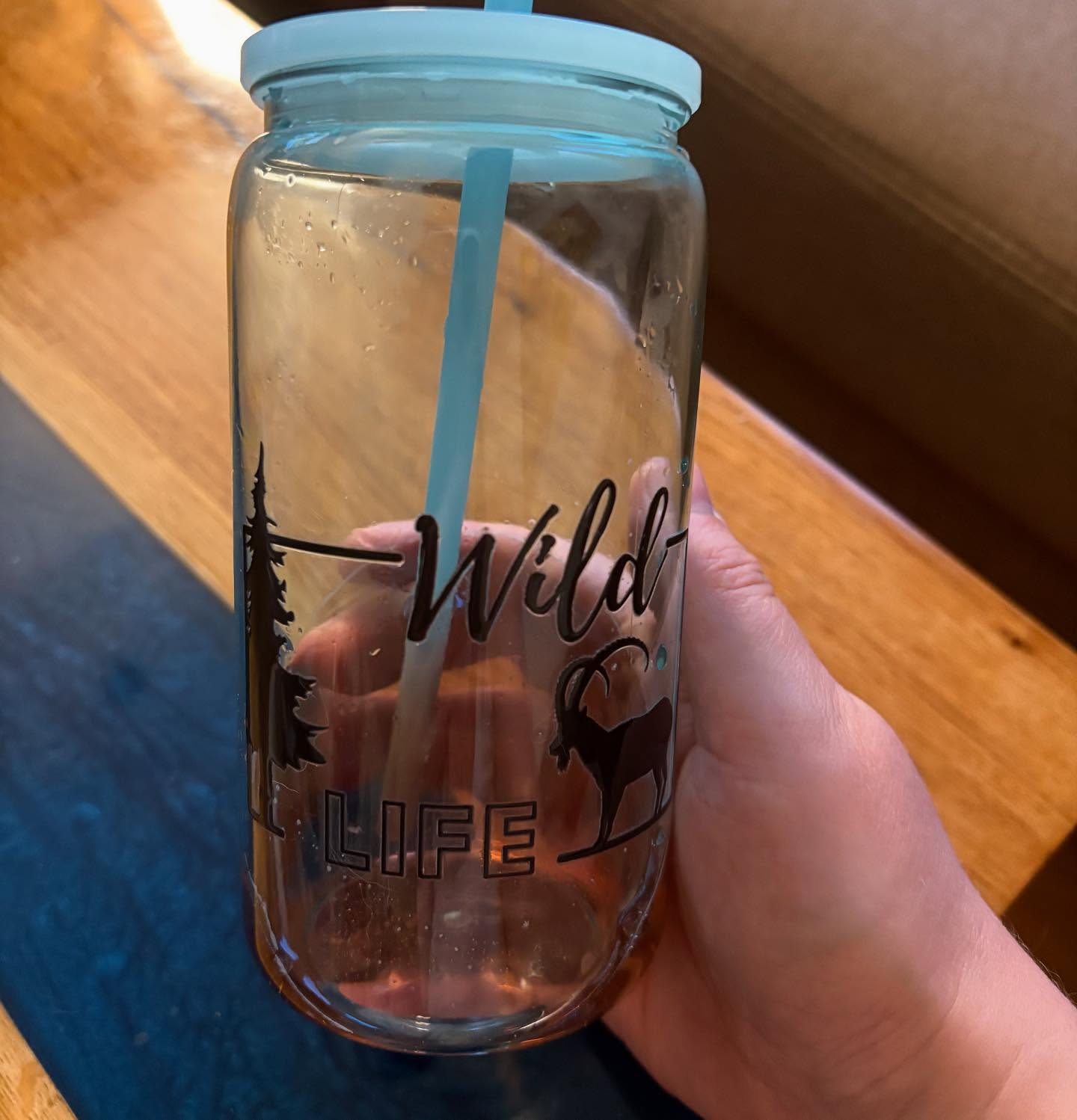 Ob mit Wasser oder wie ich, Himbeersirup 😋 im coolen Trinkbecher von Wild Life Design schmeckt das Getränk gleich Wilder 👍🏼 #wildlife #wild #wildlifedesign #swissdesign #handworks #natur #steinbock #outdoor #outdoorlife #natur #wildtier #jagd #jagdgeschäft #jagdgeschenke