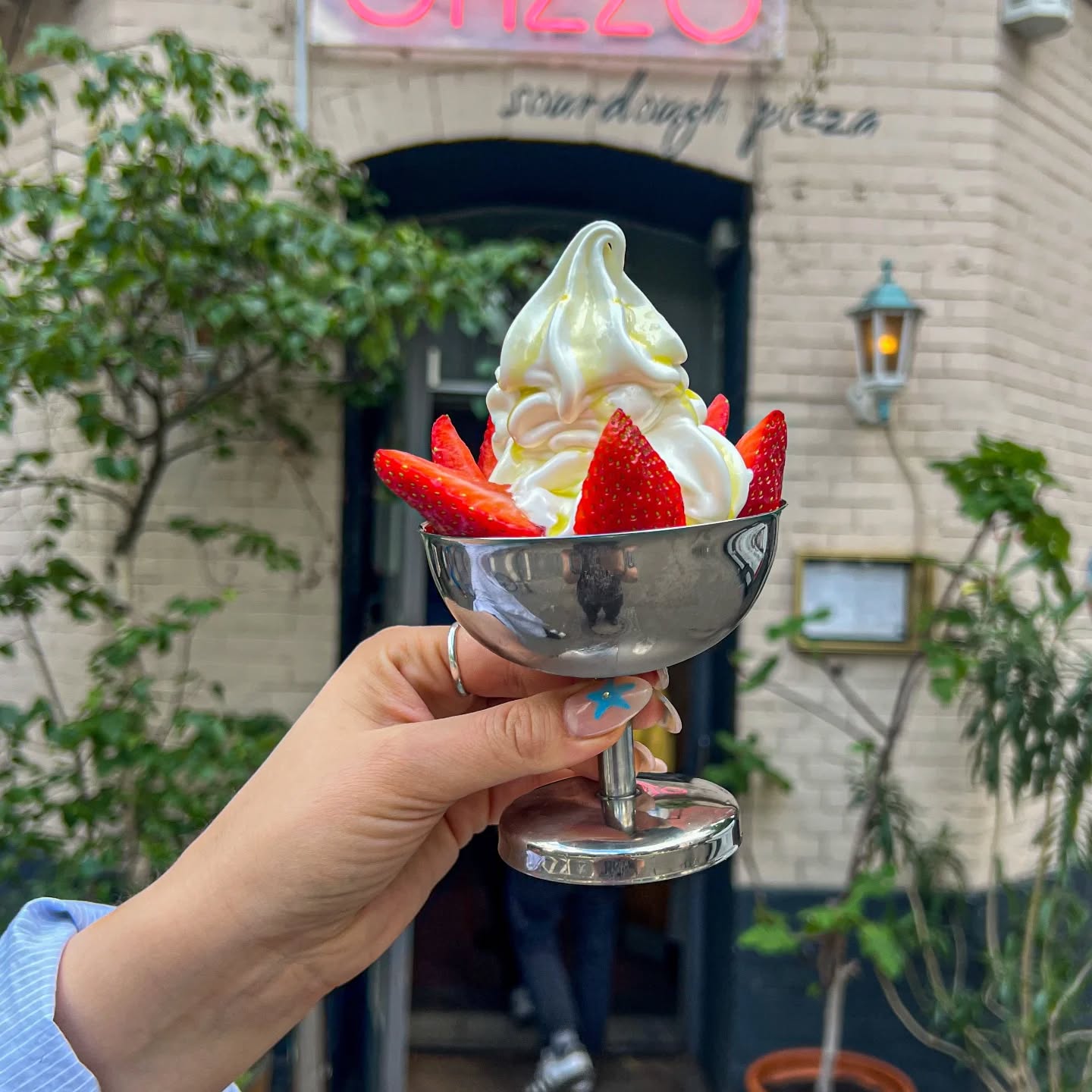 We pair fresh local strawberries with a basil infused olive oil for this soft serve special. 🍦🍓
The combination of creamy buffalo milk, fruity strawberries and herbal basil oil works really well.
Perfect for a warm summer day ☀️