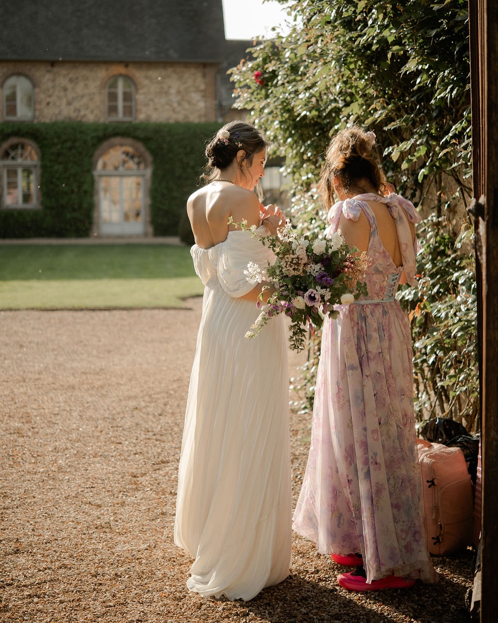 Tellement chanceuse d’avoir débuté la saison cette année avec ce si beau projet où tout était réuni pour être parfait.
Le lieu, les mariés, la météo, les prestataires les fleurs! Photo @solveigandronan
Lieu @domainedesevis Coordination @camillamunthe.event Seconde shooter @clemence_cphoto2