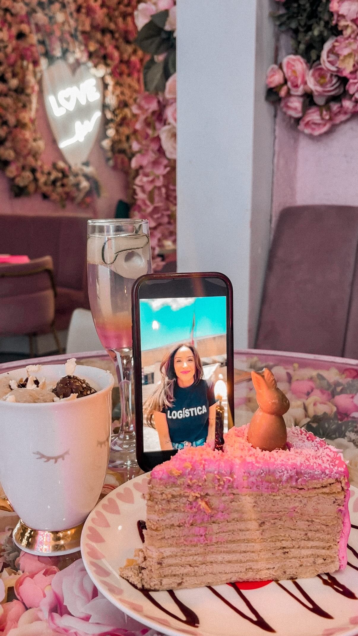 Hoy cumplo años y quise celebrarlo mostrando lo que más me define:
un pastel, una vela… y un show detrás ✨
Porque sí, amo los cumpleaños, pero amo más ver cómo cada producción cobra vida después de horas de análisis, diseño y mucho café.
Soplé la vela pensando: ¡soy muy feliz! Y que nunca me falte un show que me acelere el corazón🎂🎤
Happy birthday to me🤍
#roadmanager #happybirthday