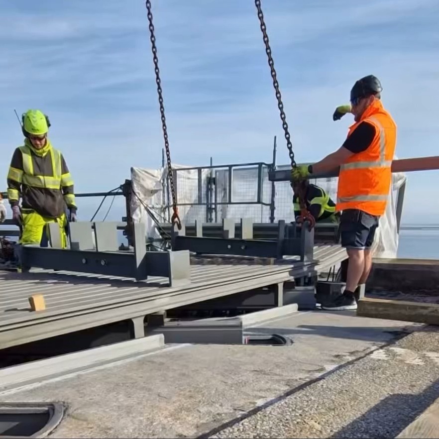 🚧 Övergångskonstruktionen är på plats!
Med hög precision och starkt teamwork lyckades vi montera den nya övergångskonstruktionen – en vecka före tidplan.
🔹 32 ton
🔹 24,7 meter lång
🔹 1,9 meter bred vid 7,5°
🔹 Cirka 30 personer involverade
Stort tack till alla som bidrog till ett smidigt och säkert genomförande! 👷♀️💪