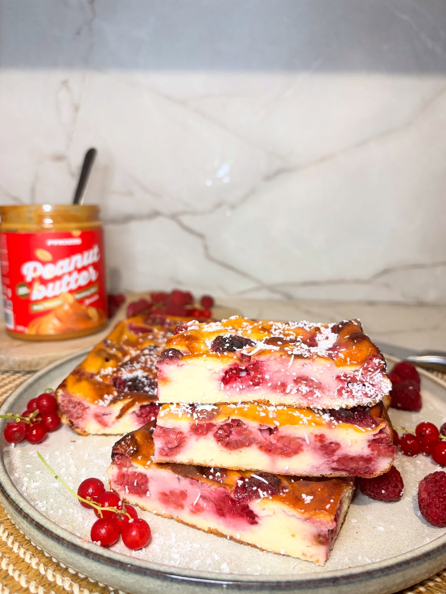 Une recette fraîche et légère à base de framboises 😋
Facile à préparer et idéal en collation ou petit déjeuner pour varier les plaisirs 🤩
Pour environ 6 à 8 portions individuels
➡️ 2 œufs
➡️ 200g de yaourt
➡️ 200g de compote de pomme sans sucre ajouté
➡️ 100ml de lait (vache ou végétal)
➡️ 60g de maïzena
➡️ 150g de framboises fraîches ou surgelés
➕pour la déco de la poudre de coco râpé
➕pour la gourmandise une touche de beurre de cacahuète de chez Prozis @prozis
☑️ préchauffer le four à 180°C
☑️ mélanger œuf compote yaourt et lait puis la maïzena et mélanger. Incorporez les fruits.
☑️ verser dans un moule beurré ou chemisé et enfournez pour 45min !
➡️Laissiez refroidir avant de consommer ! (Ou même toute une nuit au frais !)
➡️ parsemez un peu de coco râpé avant de dégustez ou une noisette de beurre de cacahuète 🥜
Une vrai tuerie ! 🥰
#recette#recettehealthy#healthy#healthyfoods#healthybodyhealthymind#food#foodlover#foodies#foods#foodgasm#ideerecette#recettefacilerapide#yummy