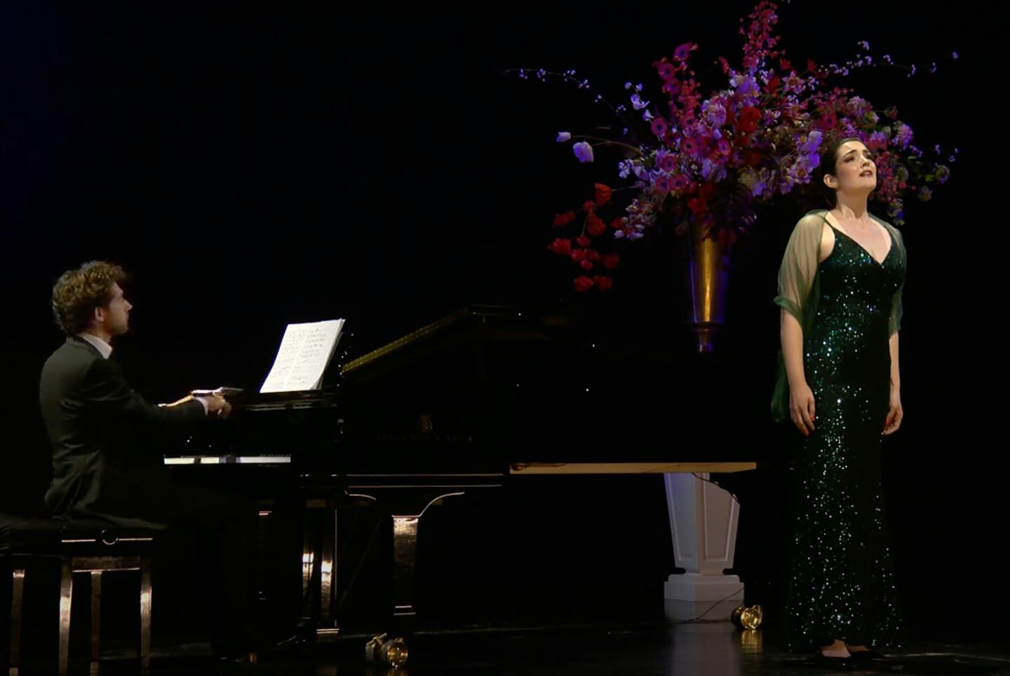 One last performance as a @nationaleoperaballet studio member! And no better way to finish out my time here than makin some music with @daanboertien.pianist
Very very lucky to have had the past two years of adventures on this amazing stage 💕