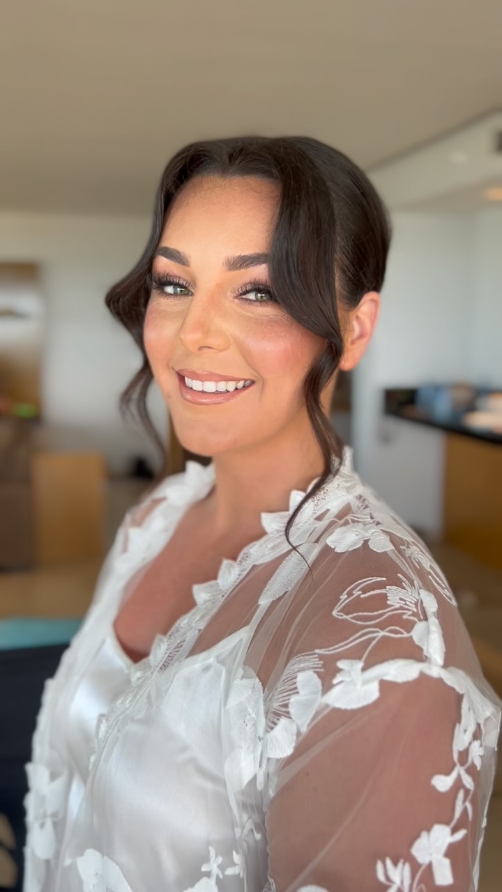 Jalen ready for her big day 🤍
Glam makeup + low bun with face framing front pieces
MUAH @bysandymendez
PH @disjahlyonsphotography
Video @ovfilmcancun
Venue @dreamsplayamujeres
Gown @truesociety_grandrapids
Bridesmaid dresses @showmeyourmumu
Bride @jballin.23
Earrings @oliveandpiper
Thank you for having us! 🤍
#cancunwedding #dreamsplayamujeres #dreamsplayamujereswedding #weddingsinmexico #beachdestinationwedding #beachweddinginspo #cancunmakeup #cancunmakeup #playadelcarmenmakeup #tulummakeup #cozumelmakeup #rivieramayamakeup #bridalupdo #bridetobe