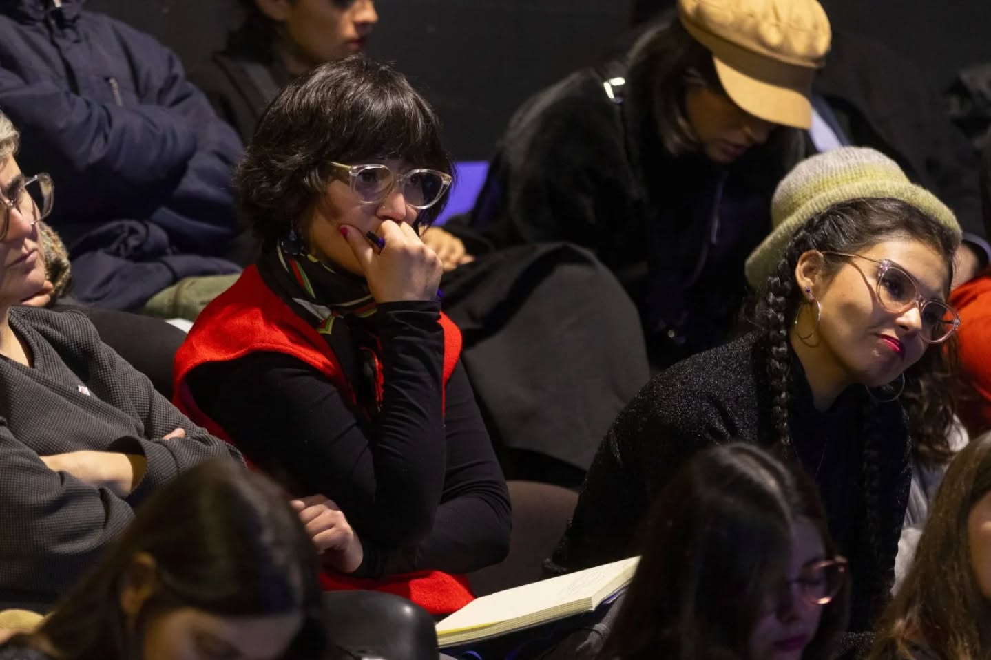 📸✨ CRIA Chiloé presente en el II Encuentro Nacional de la Red de Espacios de Residencias Creativas
El pasado 12 de junio, estuvimos en el Espacio Checoeslovaquia en Santiago, compartiendo experiencias, desafíos y sueños junto a diversos espacios de residencia del país. Un encuentro que nos permitió reflexionar sobre el ecosistema creativo nacional, fortalecer redes, fomentar el empleo digno y aportar colectivamente a las políticas culturales desde los territorios.
💬 Conversamos sobre modelos de gestión, creación situada, metodologías colaborativas y el profundo rol que cumplen las residencias en la descentralización del arte y la cultura.
🌿 Nos enorgullece ser parte de esta Red de Residencias junto a:
@ko_panqui · @cielosdelinfinito · @espaciotxawun · @criachiloe · @teatropuerto.cl · @centro_nave · @espacioflordeagua.cl · @checoeslovaquia
🗣️ Además, el encuentro contó con destacadas/os invitadas/os como:
@nonafernandez · @catadevia · @danzaciec y representantes del @goetheinstitut_chile · @institutofrances_chile · @ccesantiago · @liquenlab_magallanes
💛 Gracias a todas y todos quienes participaron de este importante espacio de diálogo y proyección.
📷 @nic.calderon
#ResidenciasCreativas #EcosistemaCreativo #RedDeResidencias #CulturaTerritorial #CRIAChiloé #Capanegra #ArteDesdeElTerritorio