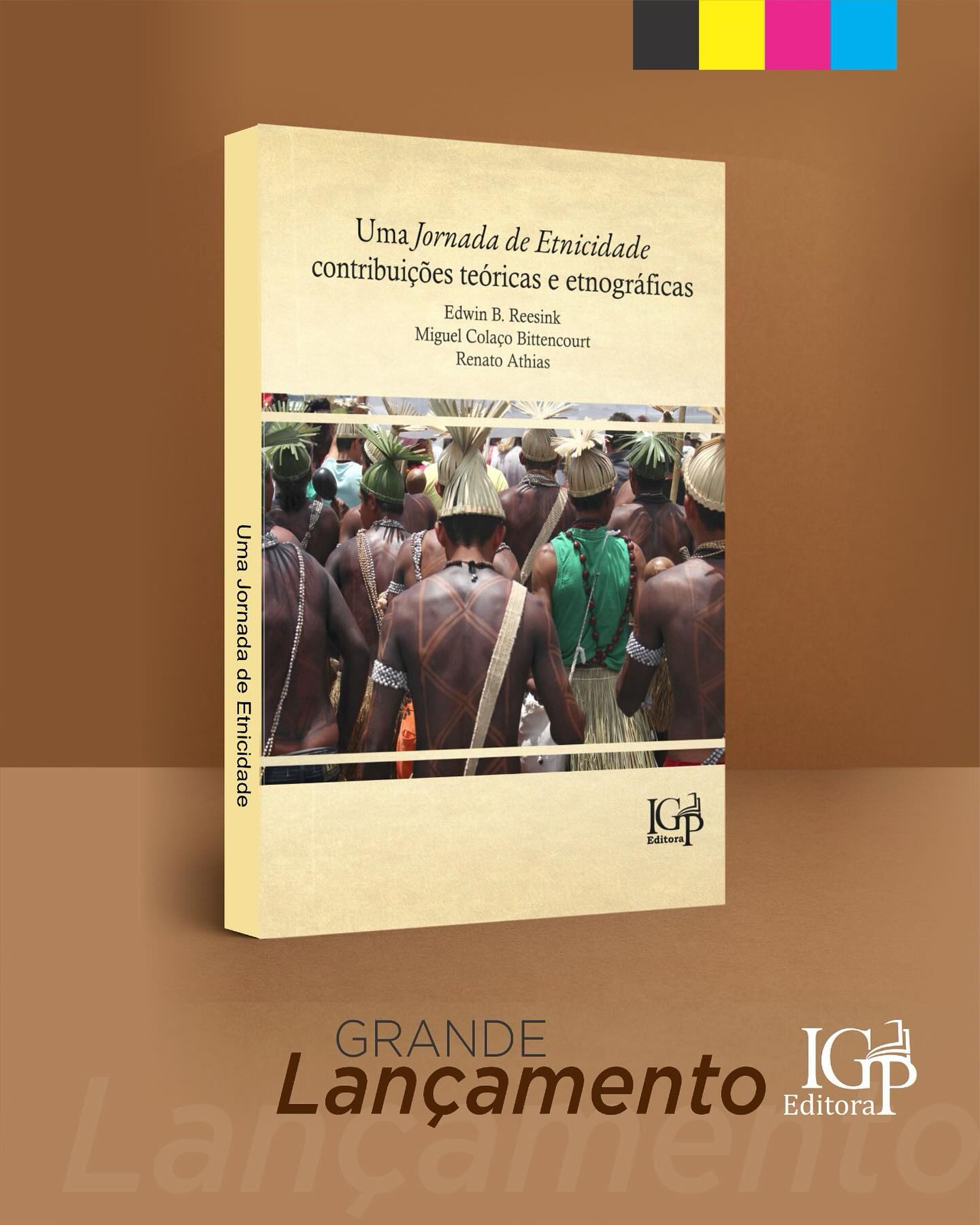 Obra reúne grandes nomes da antropologia brasileira em um mergulho profundo nas múltiplas dimensões da etnicidade
A Editora IGP lança com grande entusiasmo o livro Uma Jornada de Etnicidade – Contribuições Teóricas e Etnográficas, assinado por três renomados professores e pesquisadores da Universidade Federal de Pernambuco @ufpe.oficial : Edwin B. Reesink, Miguel Colaço Bittencourt e Renato Athias.
A obra é resultado de décadas de pesquisa, campo e reflexão sobre os conceitos, práticas e vivências relacionados à etnicidade no contexto brasileiro e latino-americano. Com uma abordagem que equilibra densidade teórica e sensibilidade etnográfica, o livro se consolida como uma contribuição indispensável para os estudos antropológicos contemporâneos.
Por meio de capítulos que dialogam com diferentes povos, contextos e interpretações, os autores exploram os modos como as identidades étnicas são construídas, vividas e politicamente disputadas. A capa, que traz a imagem de um ritual indígena, antecipa visualmente o compromisso da obra com o respeito, a escuta e o conhecimento das culturas originárias.
Ideal para estudantes, professores, pesquisadores e leitores interessados nos temas da diversidade, identidade, cultura e direitos indígenas, Uma Jornada de Etnicidade reafirma a importância da antropologia como ferramenta de compreensão e valorização da pluralidade humana. #ufpe #antropologia #antropologiaufpe #antropologiaindígena @renato.athias @ufpe.oficial